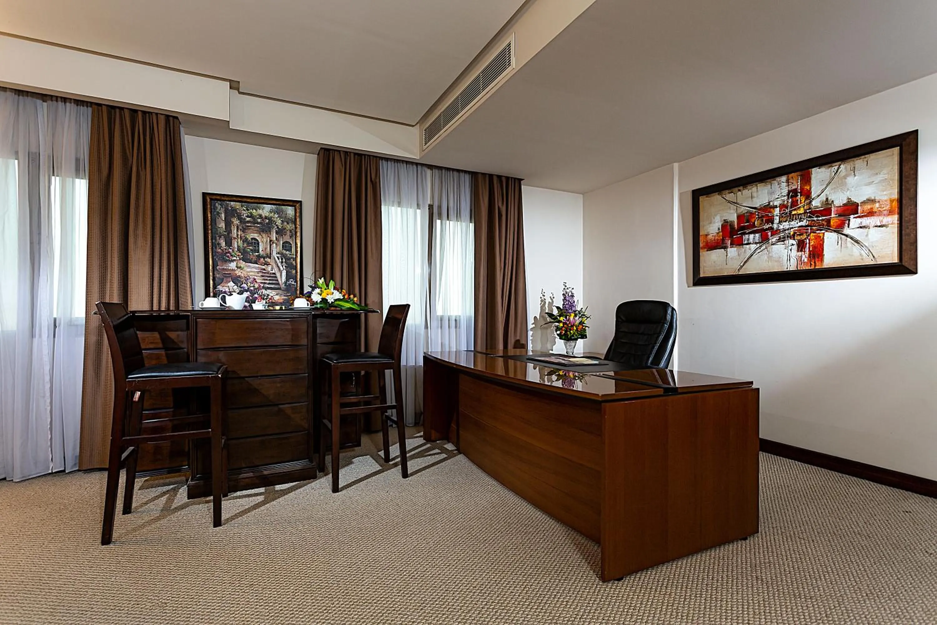 Lounge or bar in Monroe Hotel & Suites