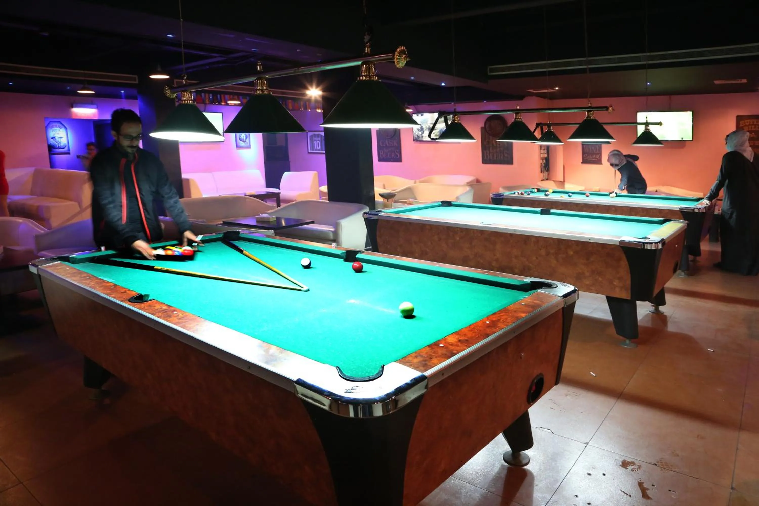 Billiard in Monroe Hotel & Suites