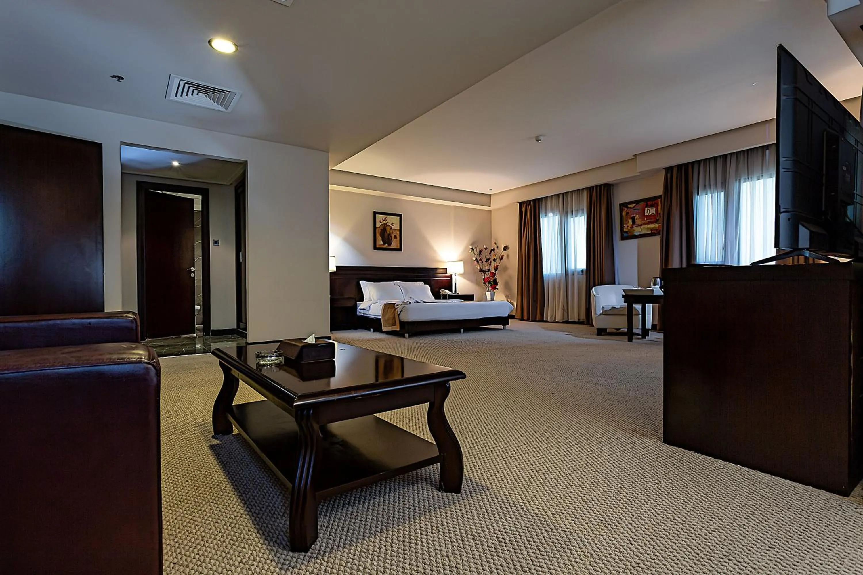 Bedroom, Bed in Monroe Hotel & Suites