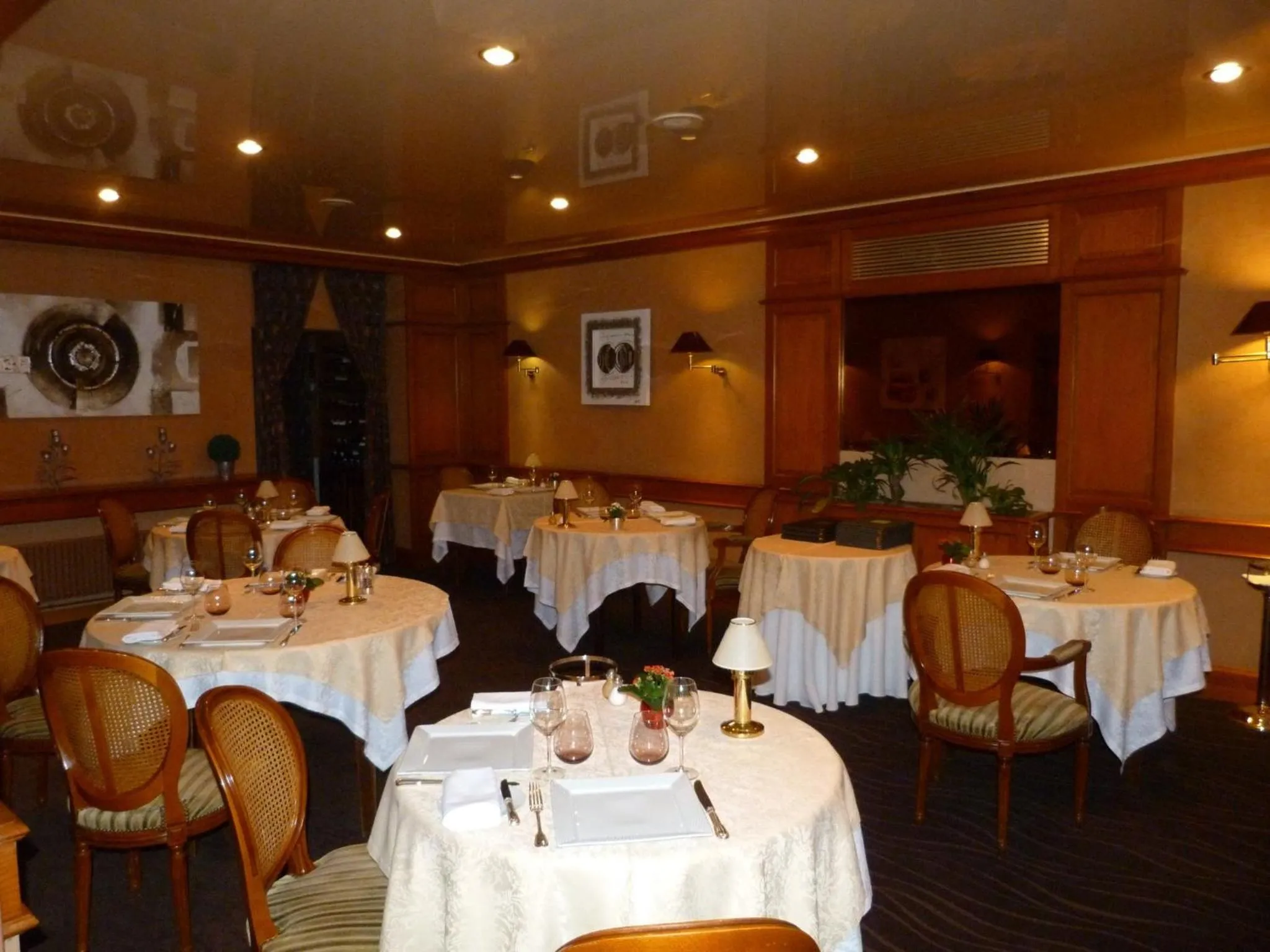 Restaurant/places to eat in Logis Hôtel Restaurant Le Gue Du Holme