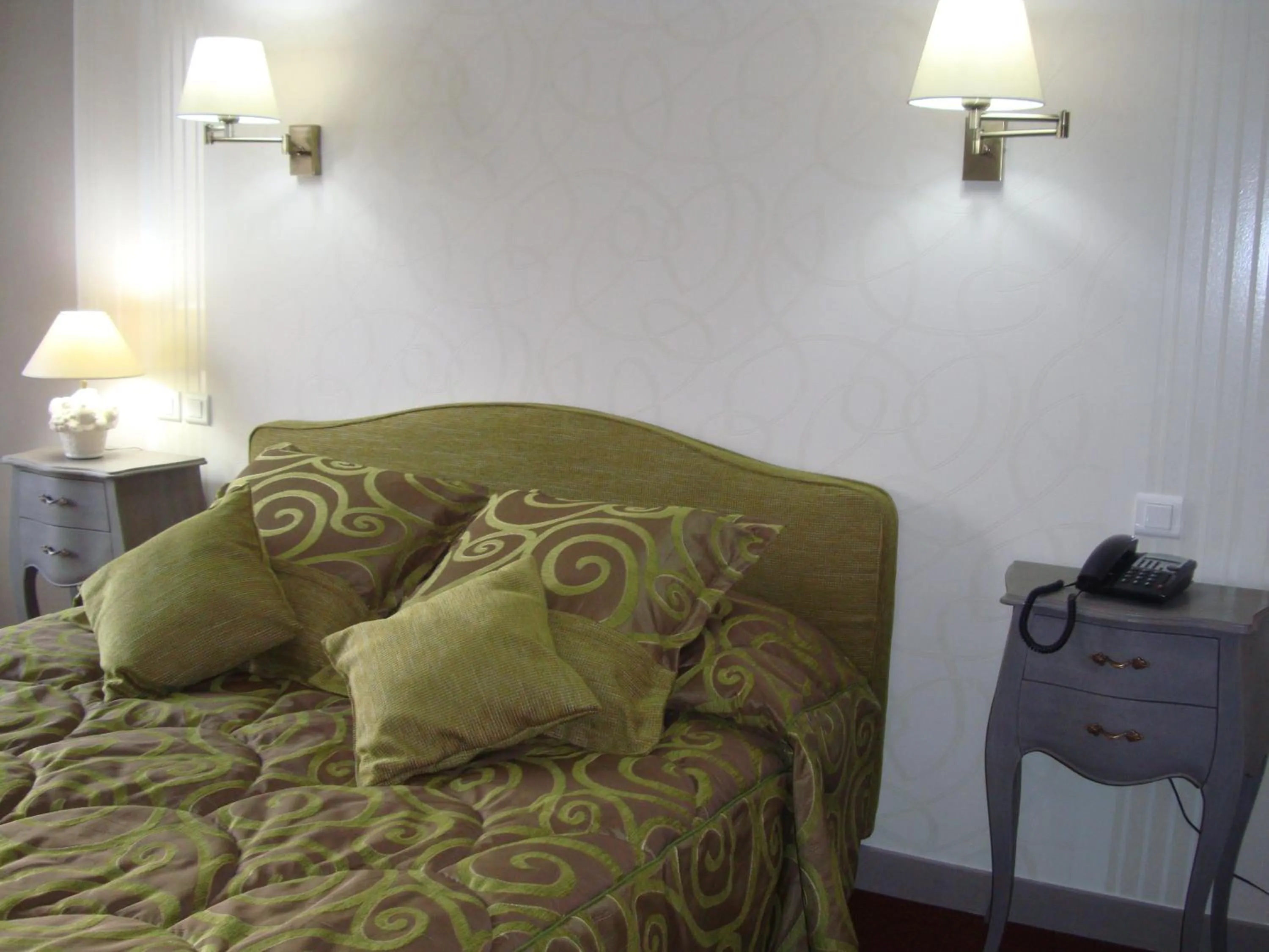 Bedroom, Bed in Logis Hôtel Restaurant Le Gue Du Holme