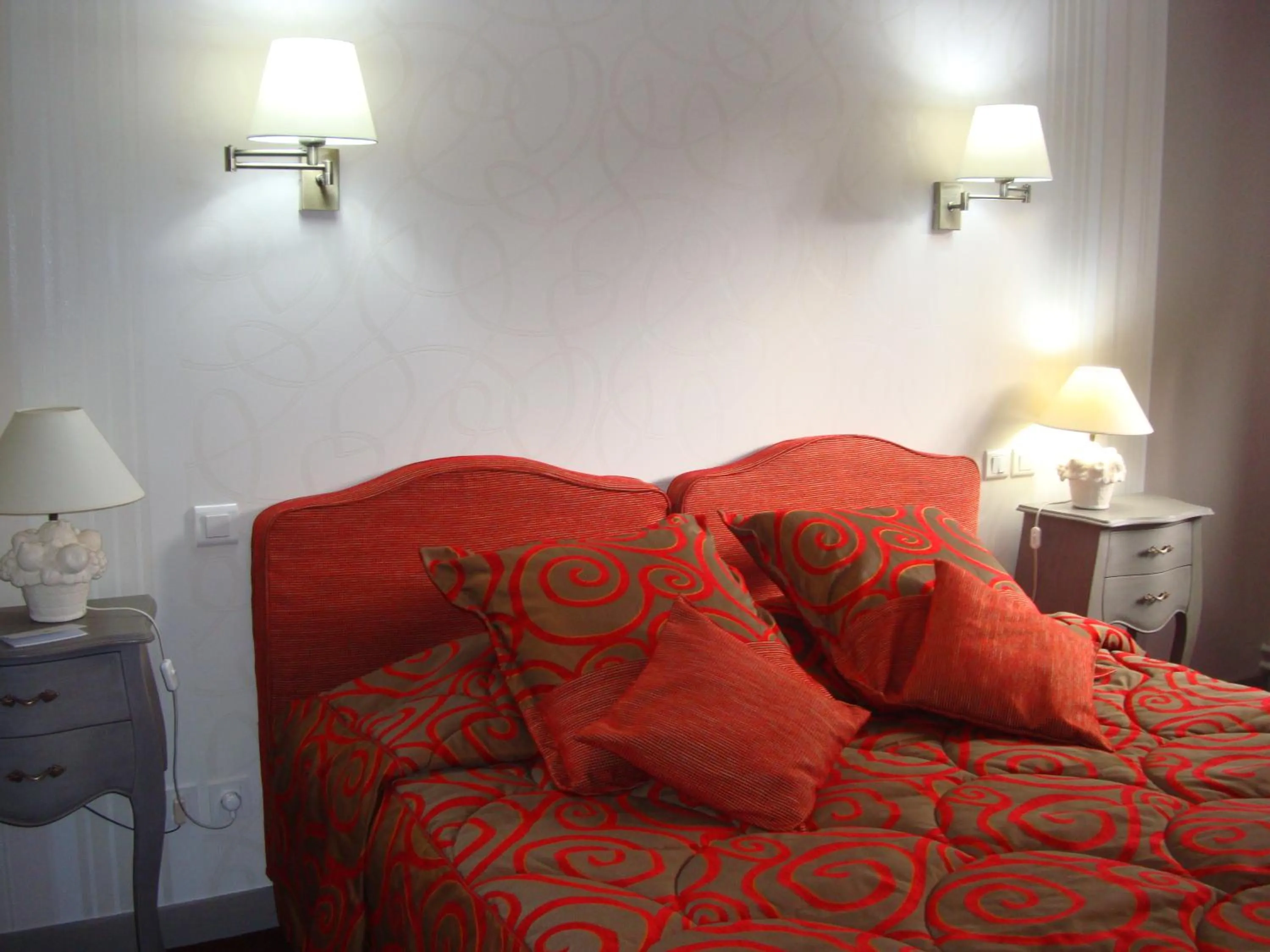 Bedroom in Logis Hôtel Restaurant Le Gue Du Holme