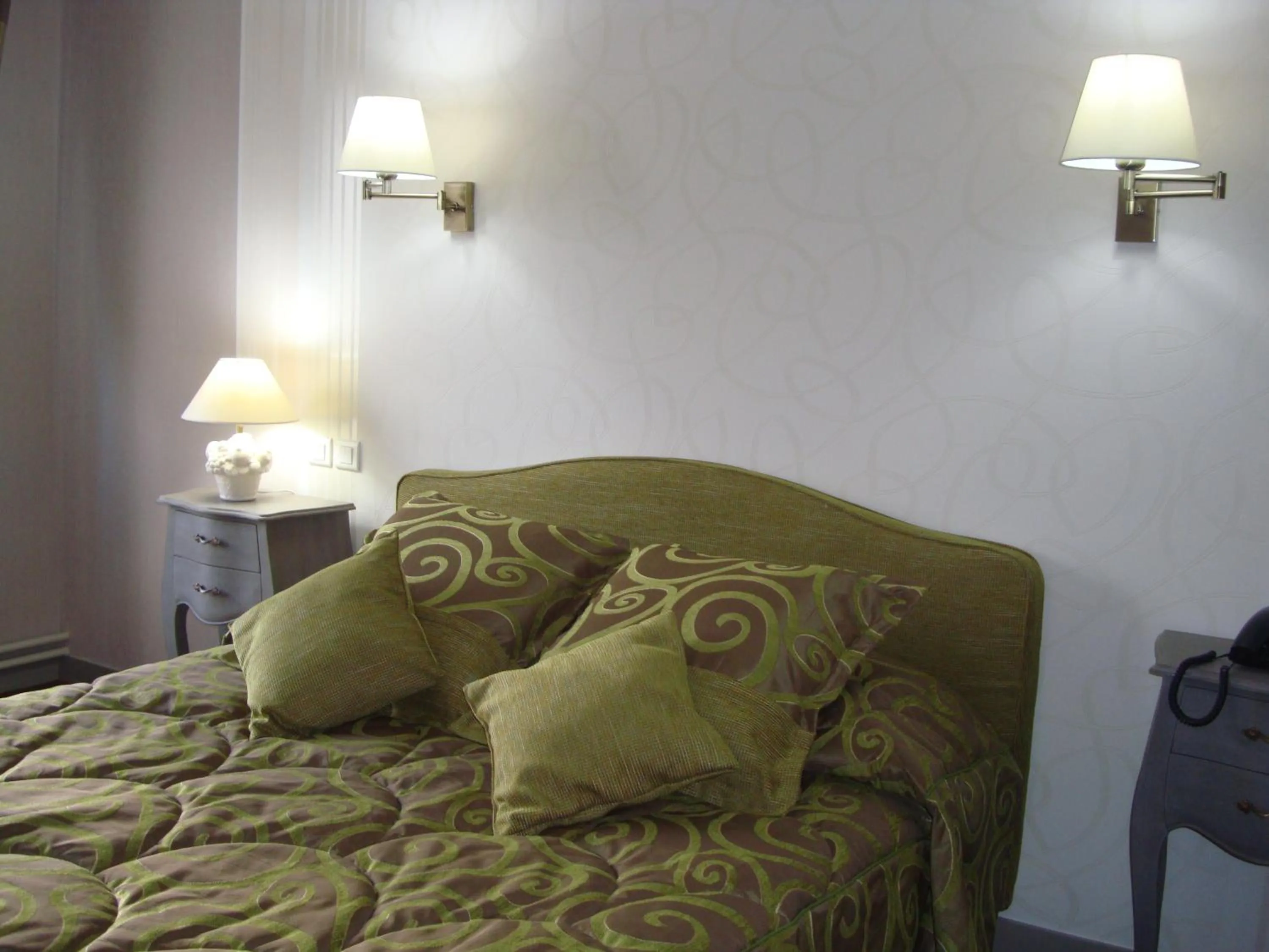 Bedroom, Bed in Logis Hôtel Restaurant Le Gue Du Holme