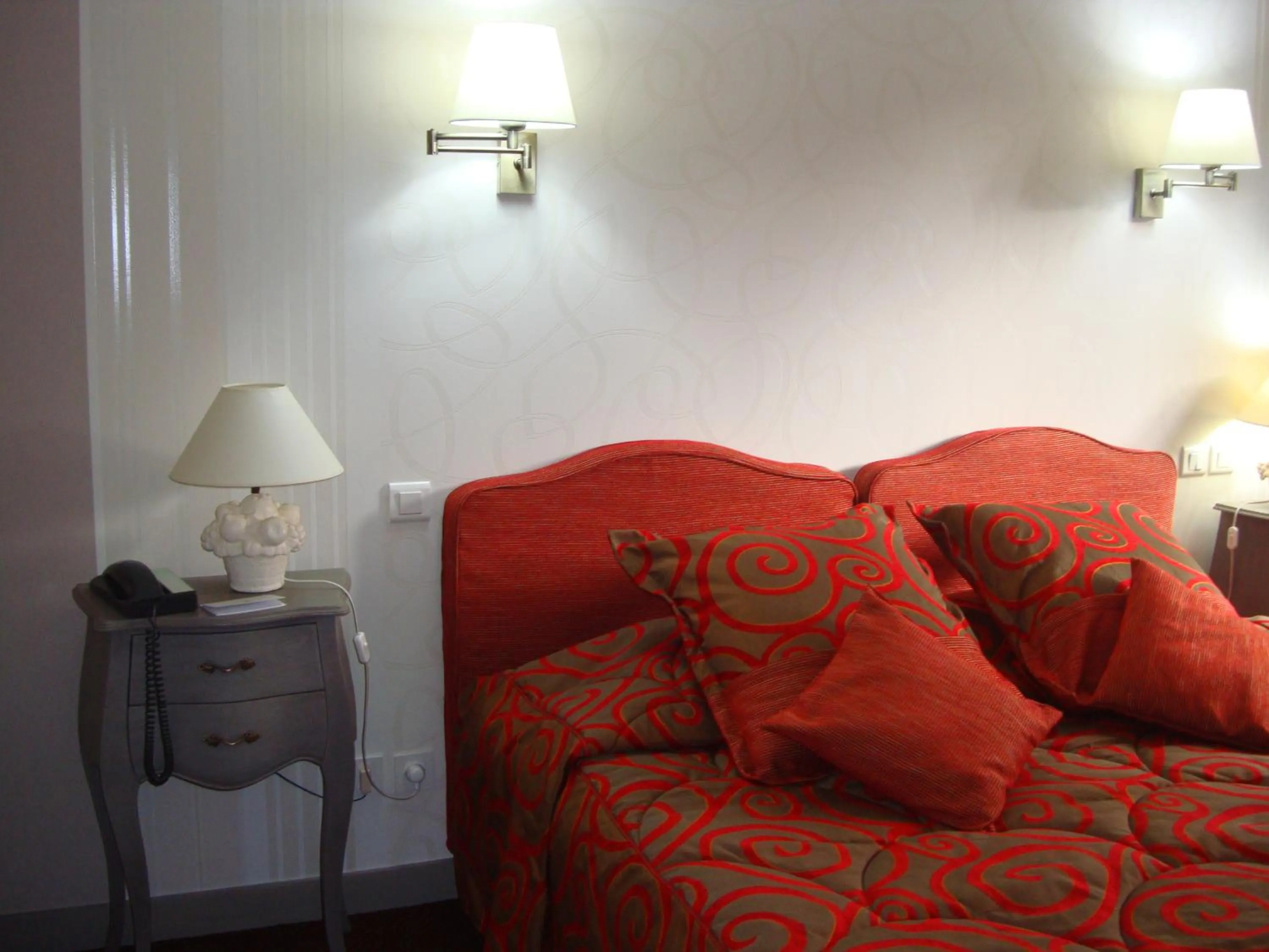 Bedroom in Logis Hôtel Restaurant Le Gue Du Holme