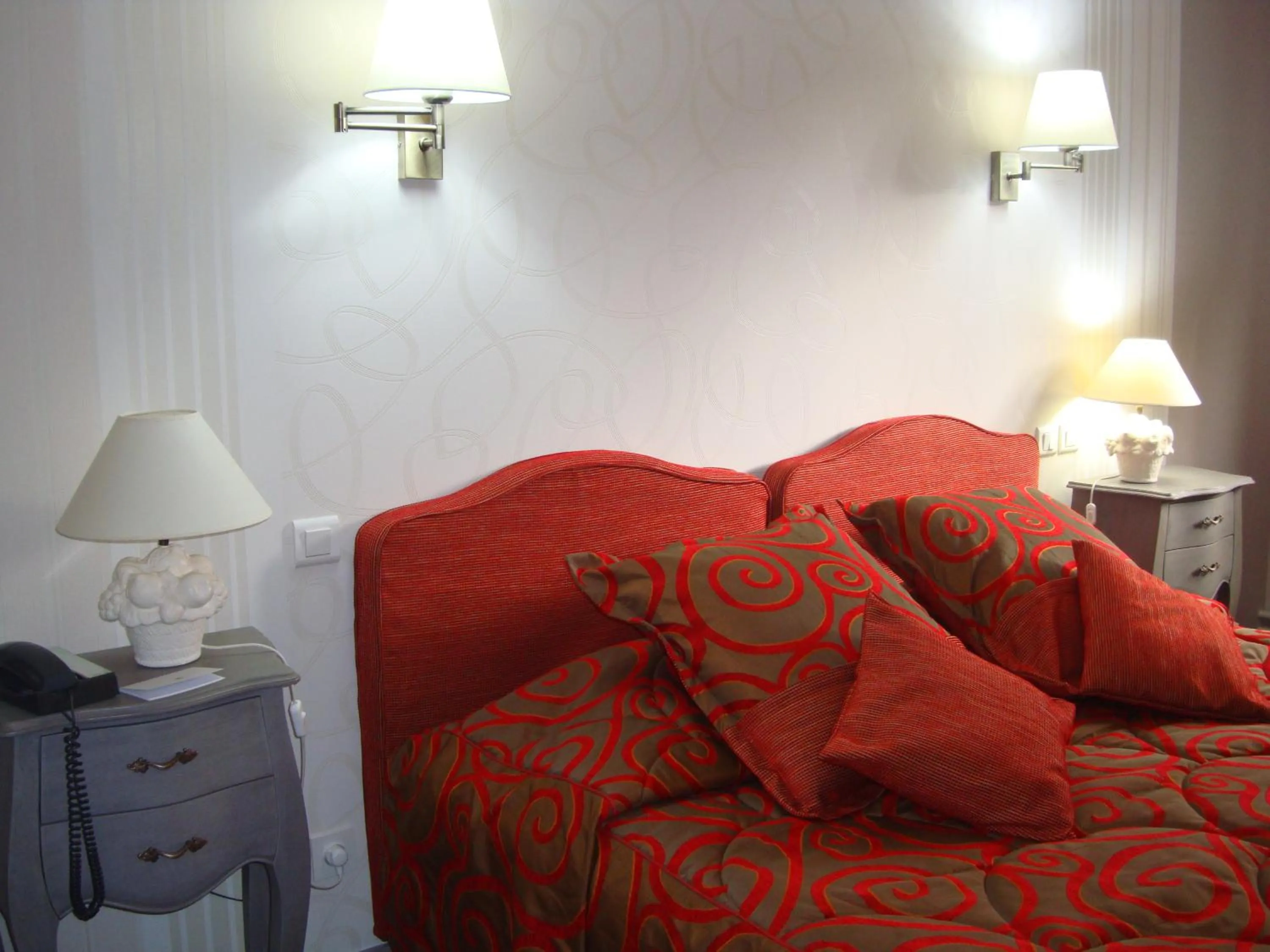 Bedroom in Logis Hôtel Restaurant Le Gue Du Holme