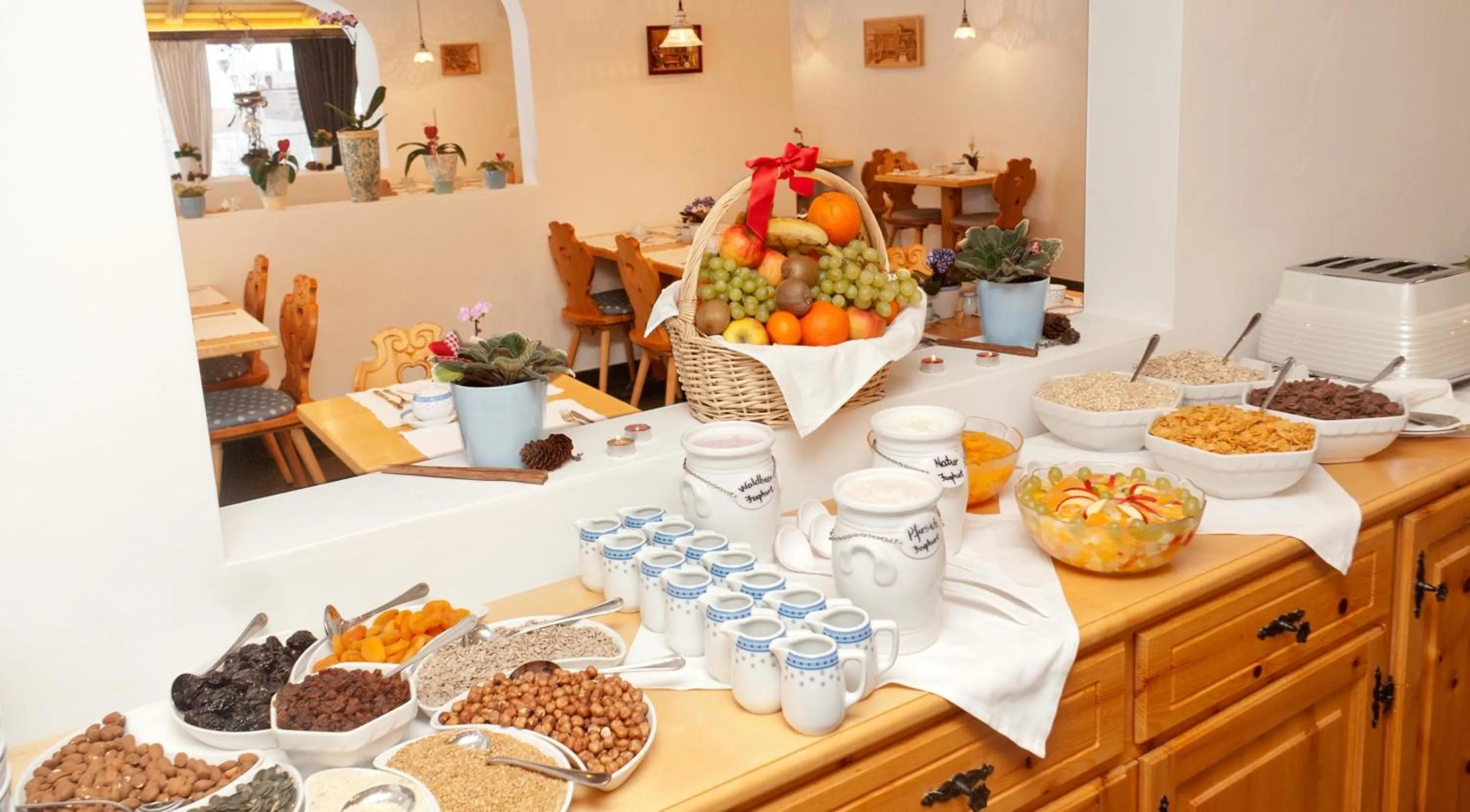 Restaurant/places to eat in Waldpark Hotel Garni