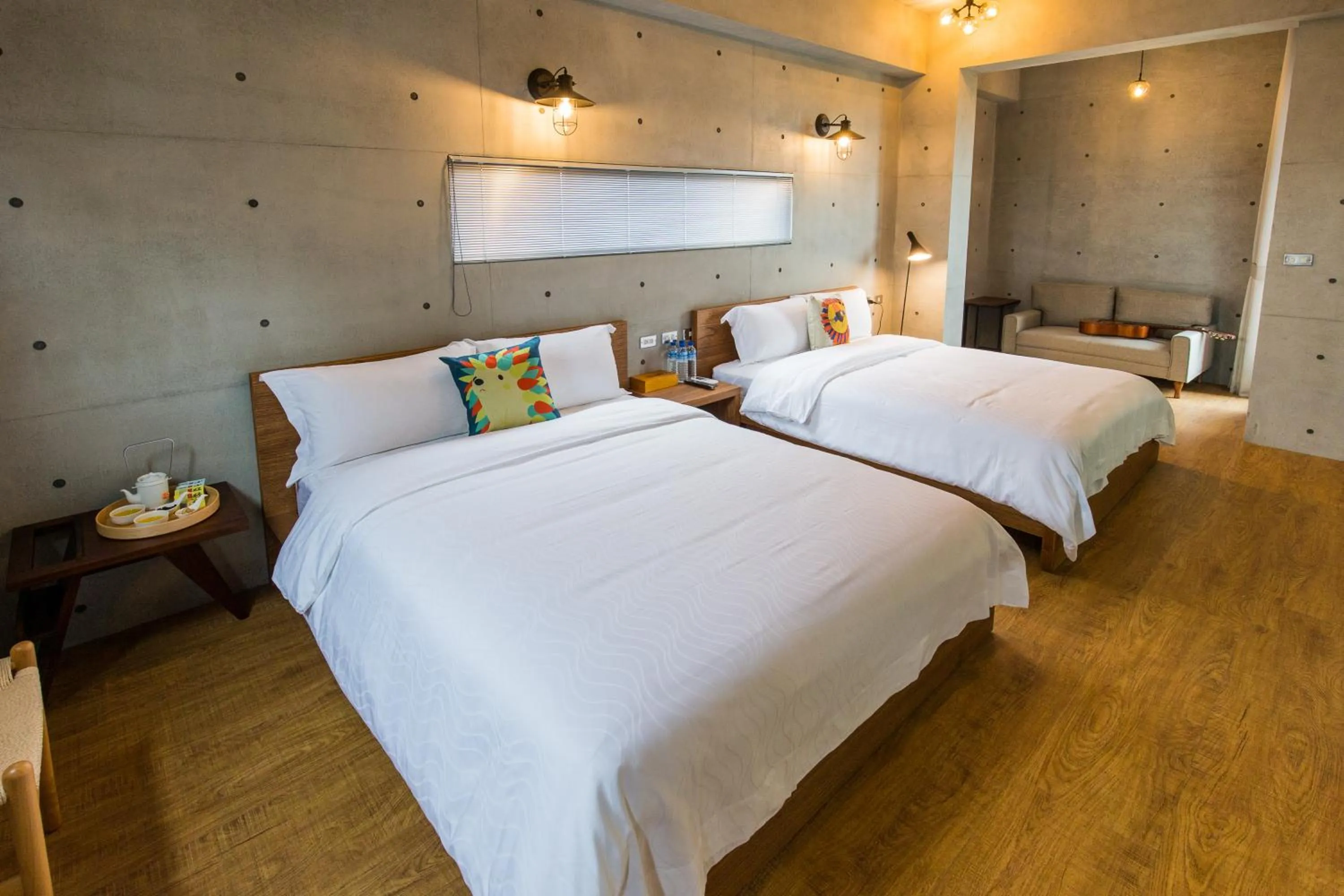 Photo of the whole room, Bed in Island Sunrise