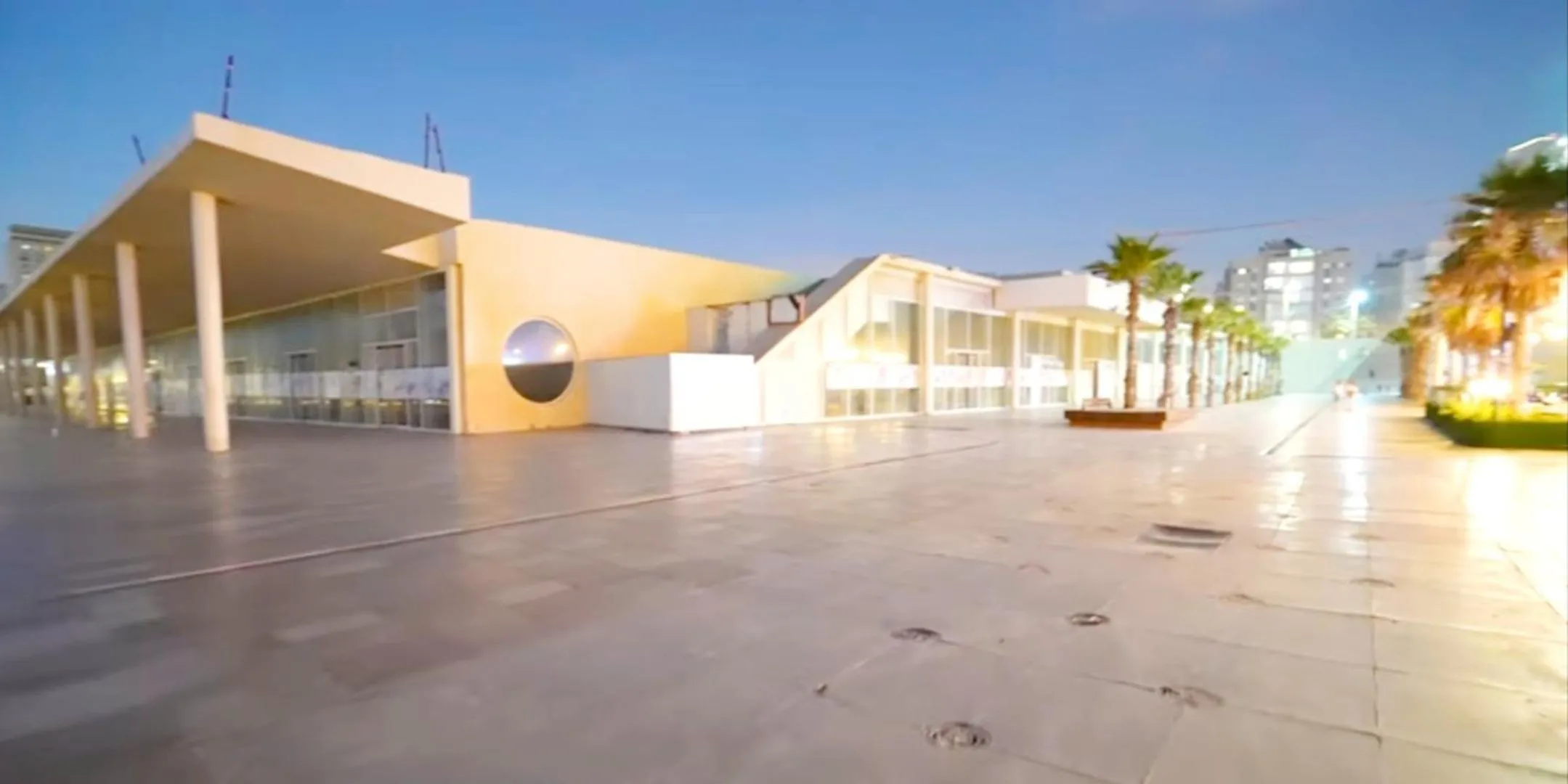 Property building in 612 apartment on the beach