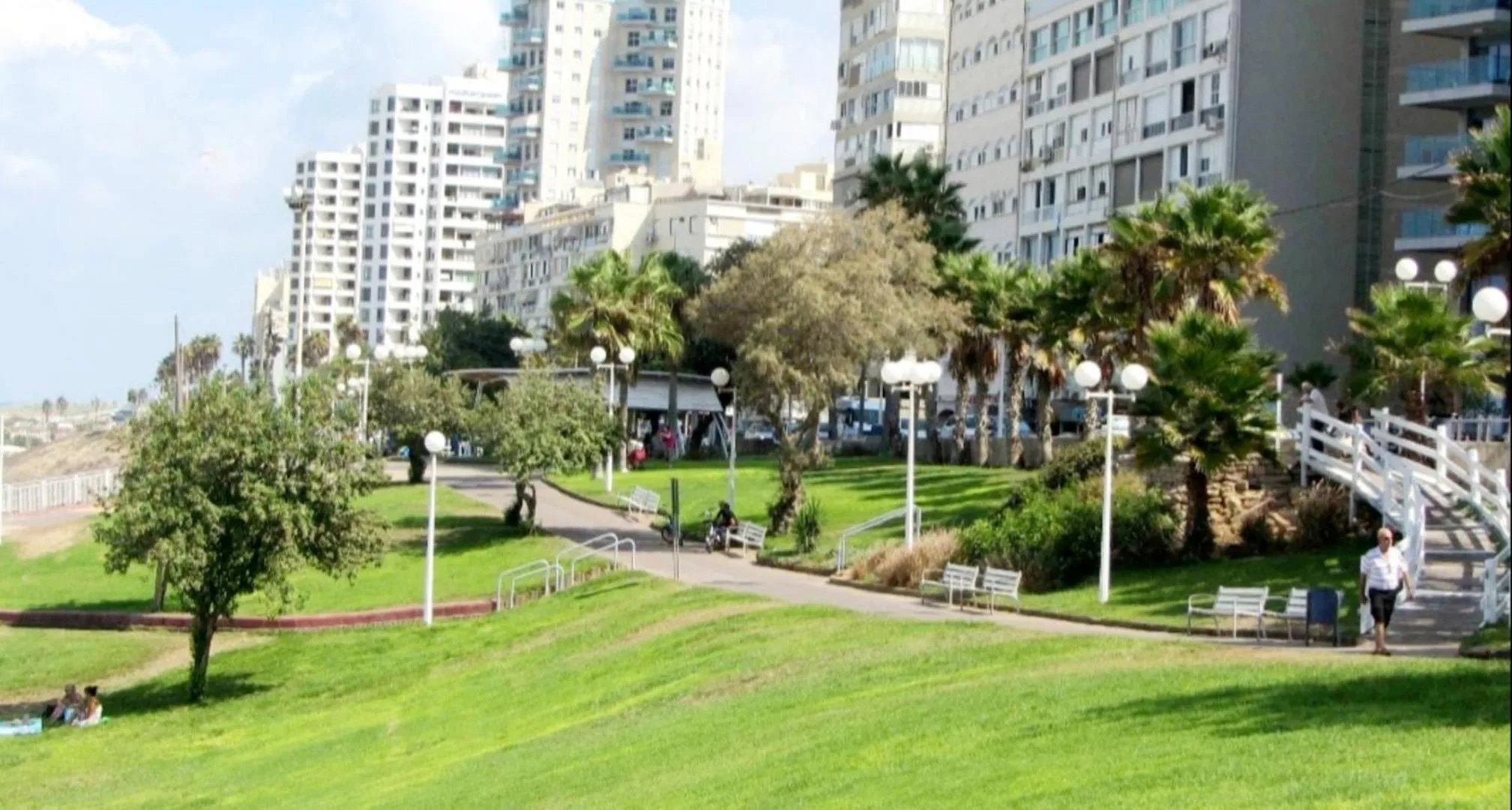 Property building in 612 apartment on the beach