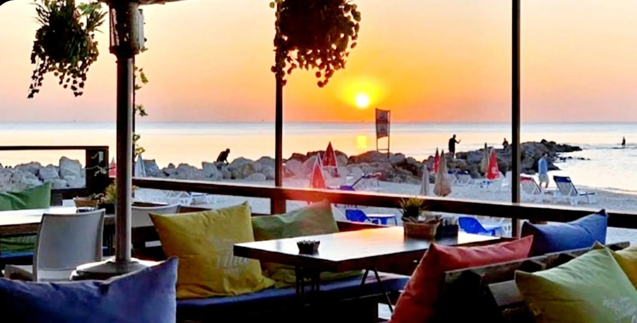 Restaurant/places to eat in 612 apartment on the beach