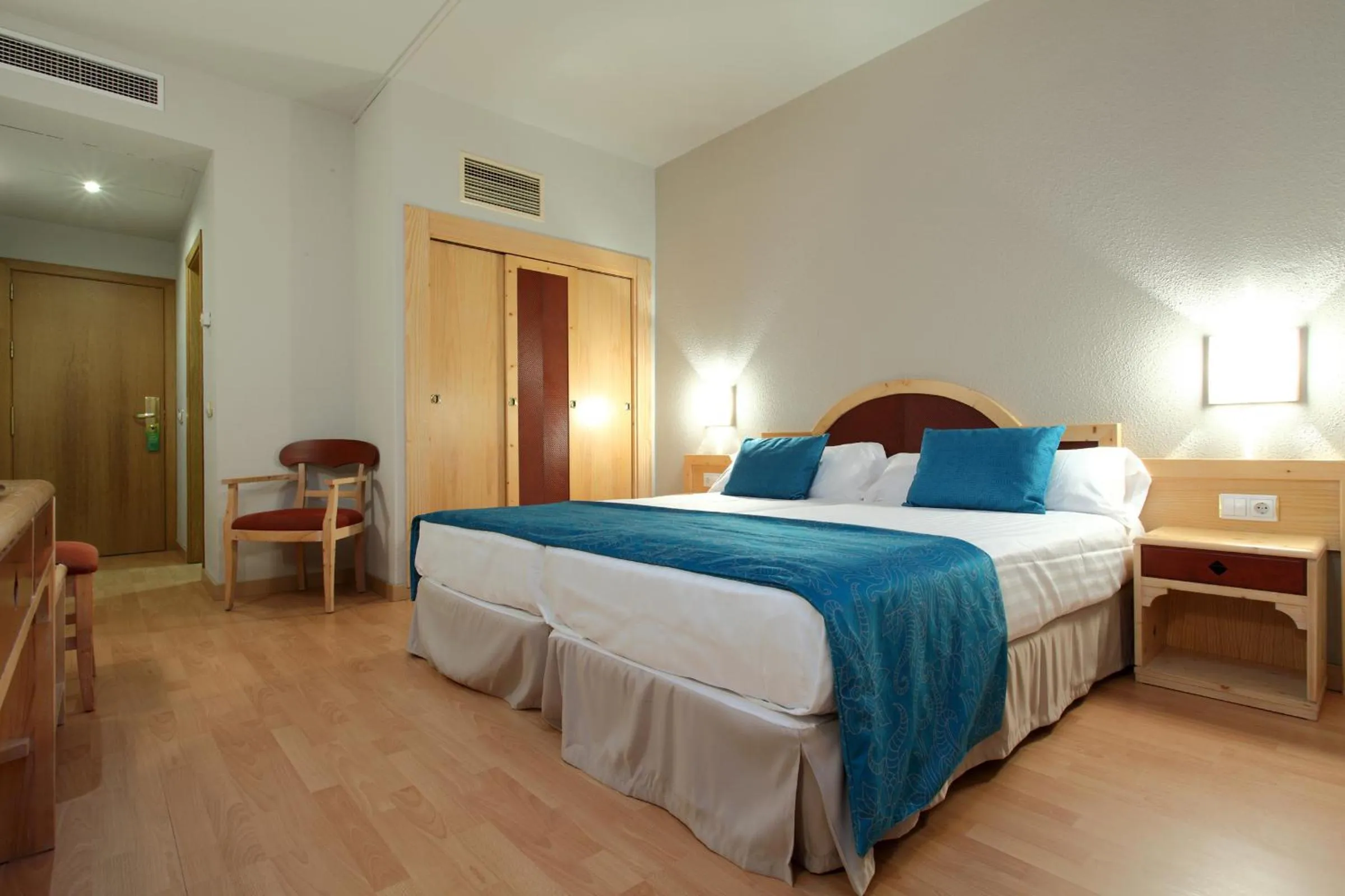 Photo of the whole room, Bed in O7 Tenerife