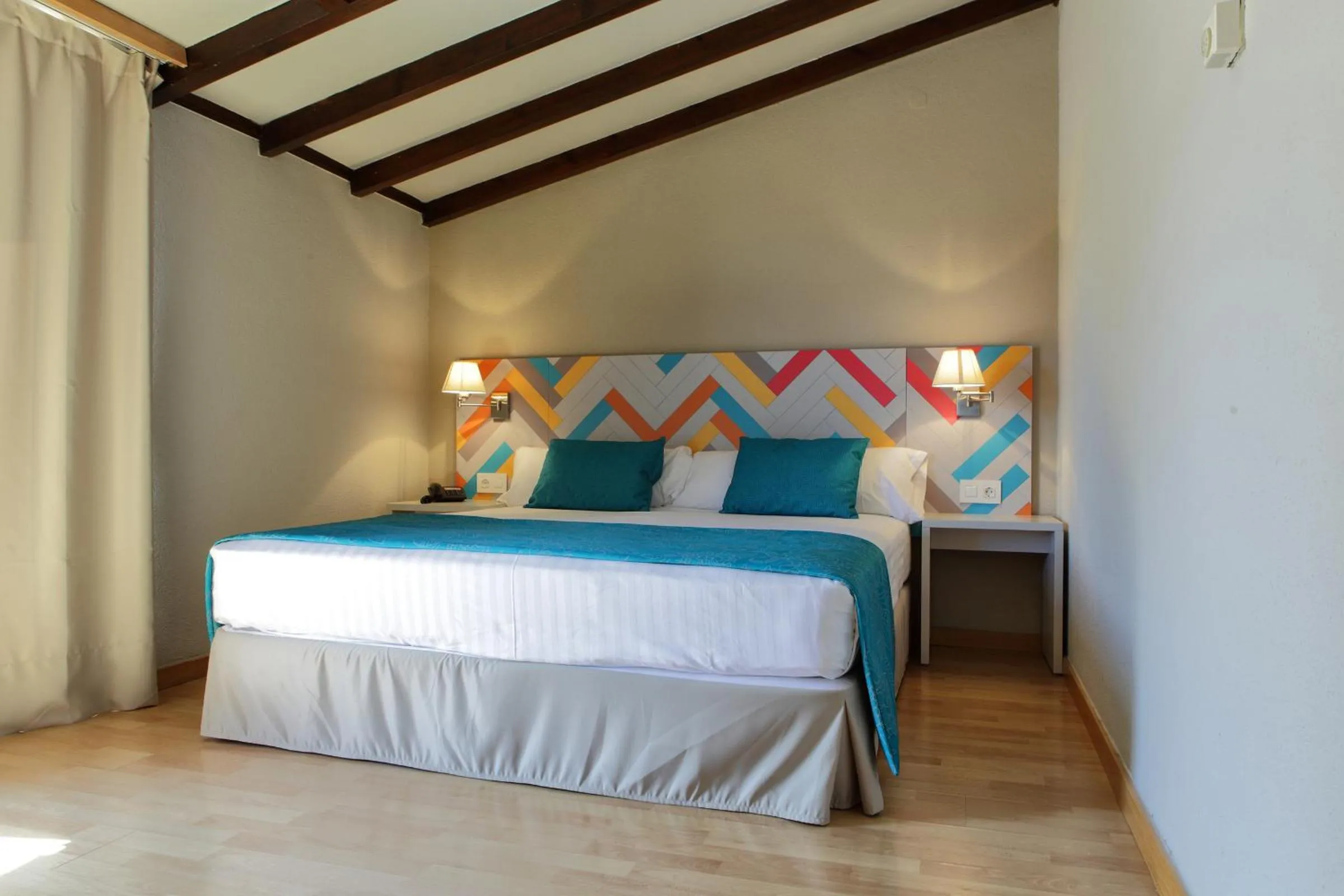 Photo of the whole room, Bed in O7 Tenerife