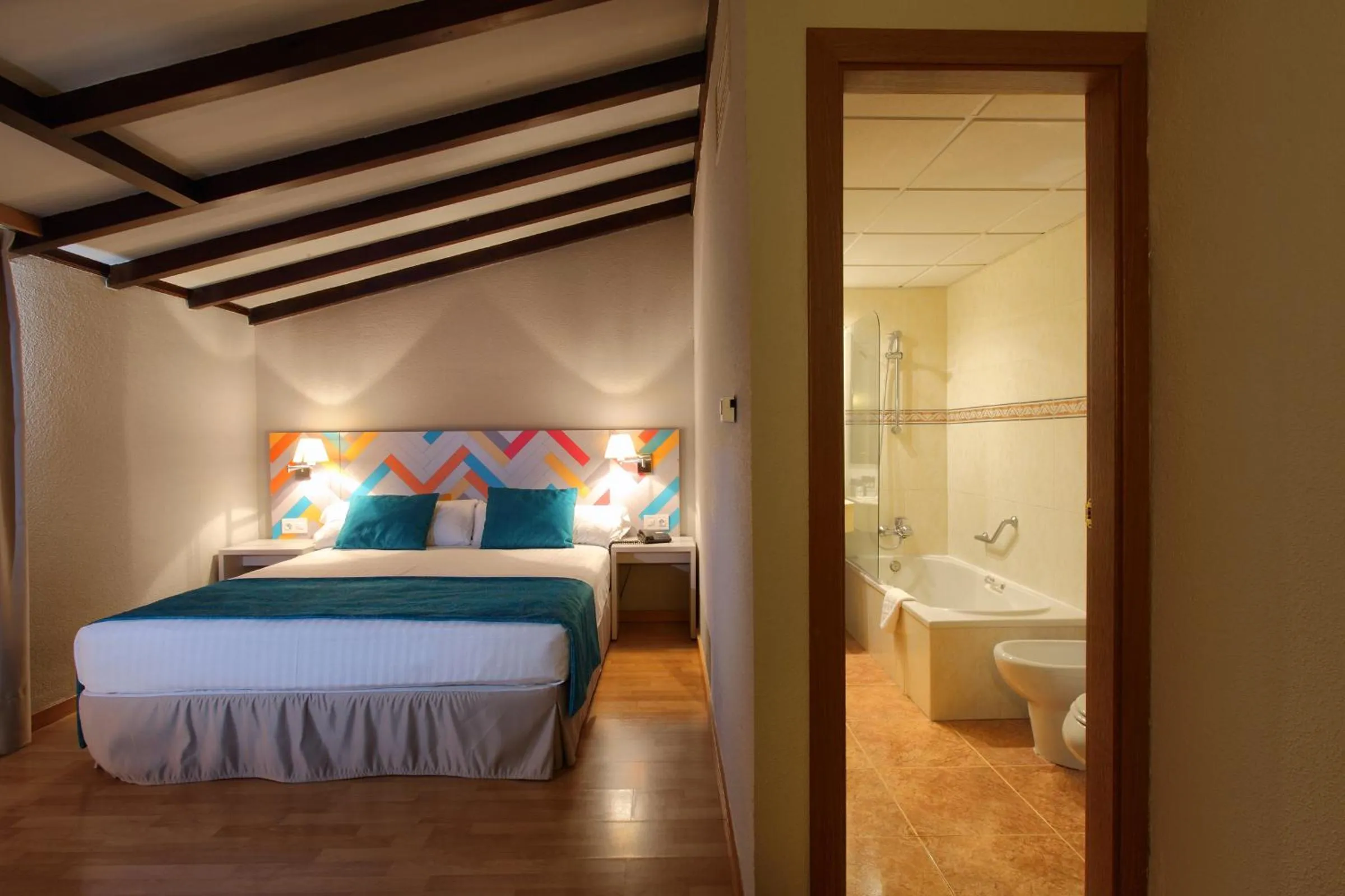 Photo of the whole room, Bed in O7 Tenerife