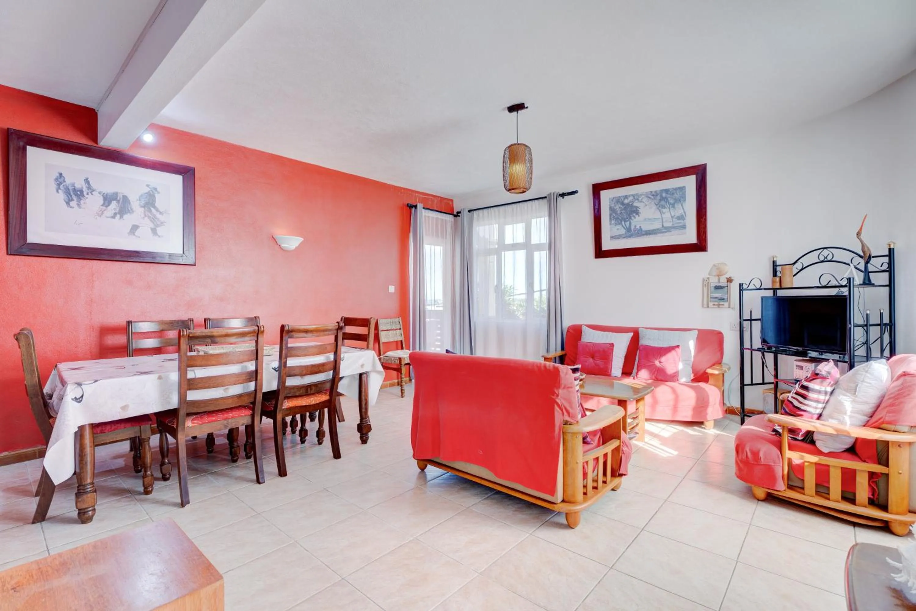 Communal lounge/ TV room in Flo Villa