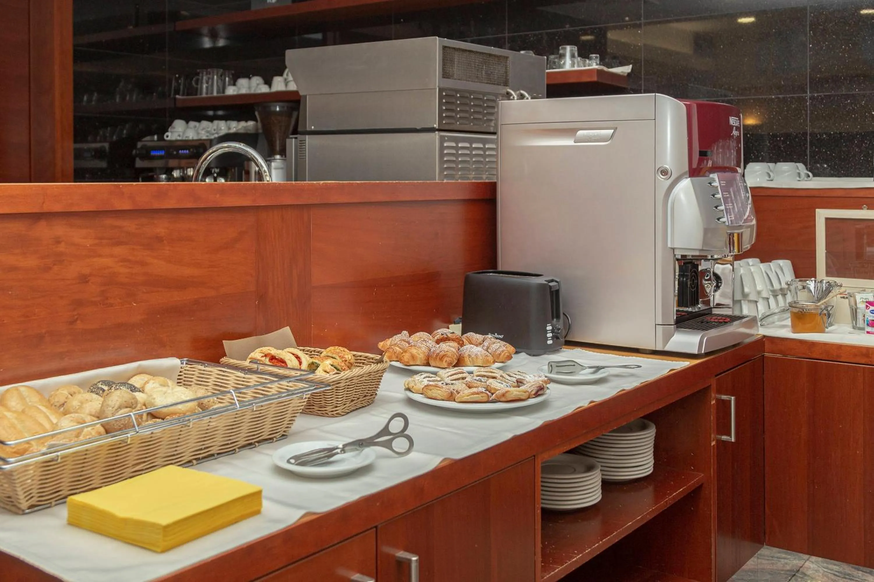 Restaurant/places to eat in Garni Hotel Azul