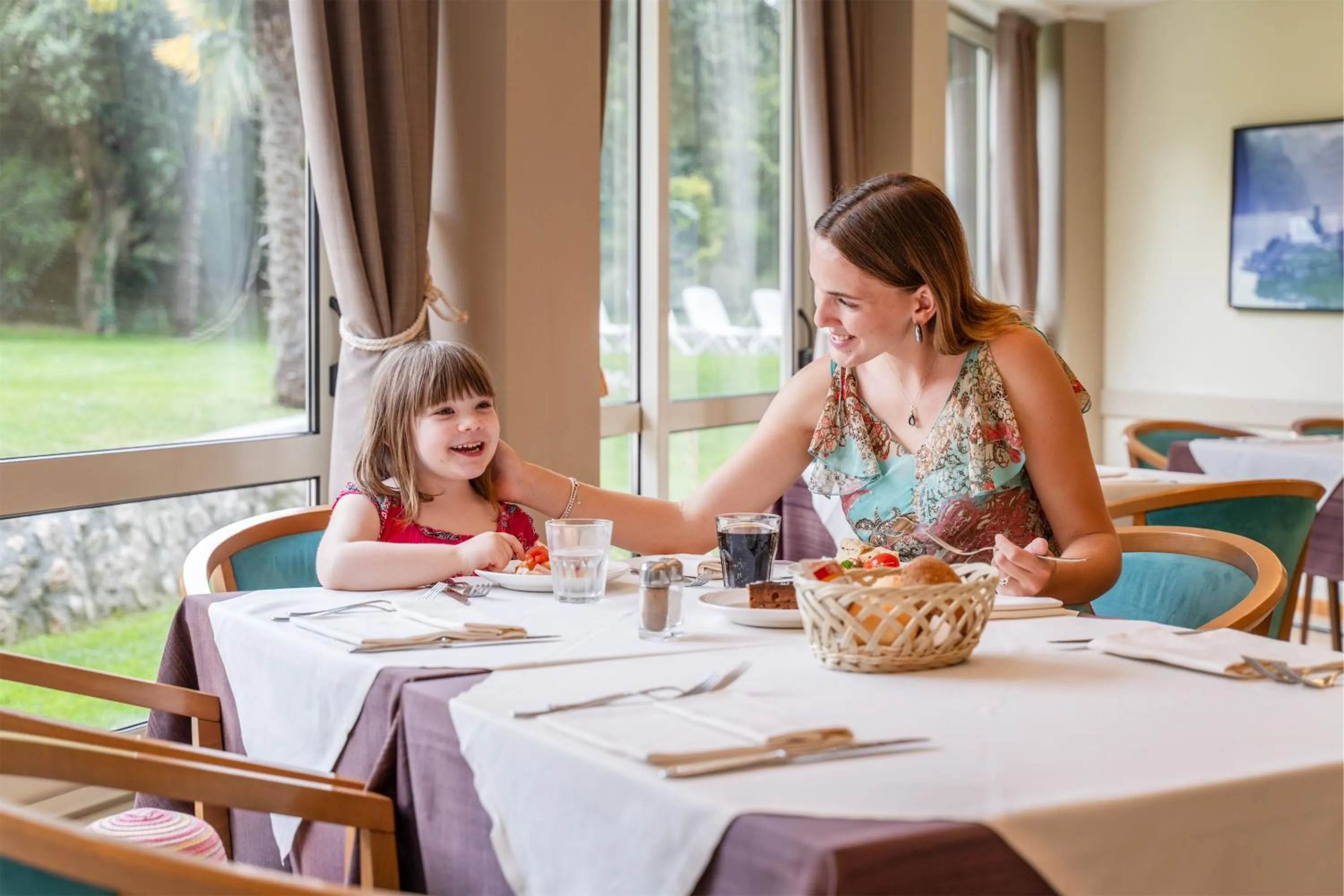 Restaurant/places to eat in Majestic Palace