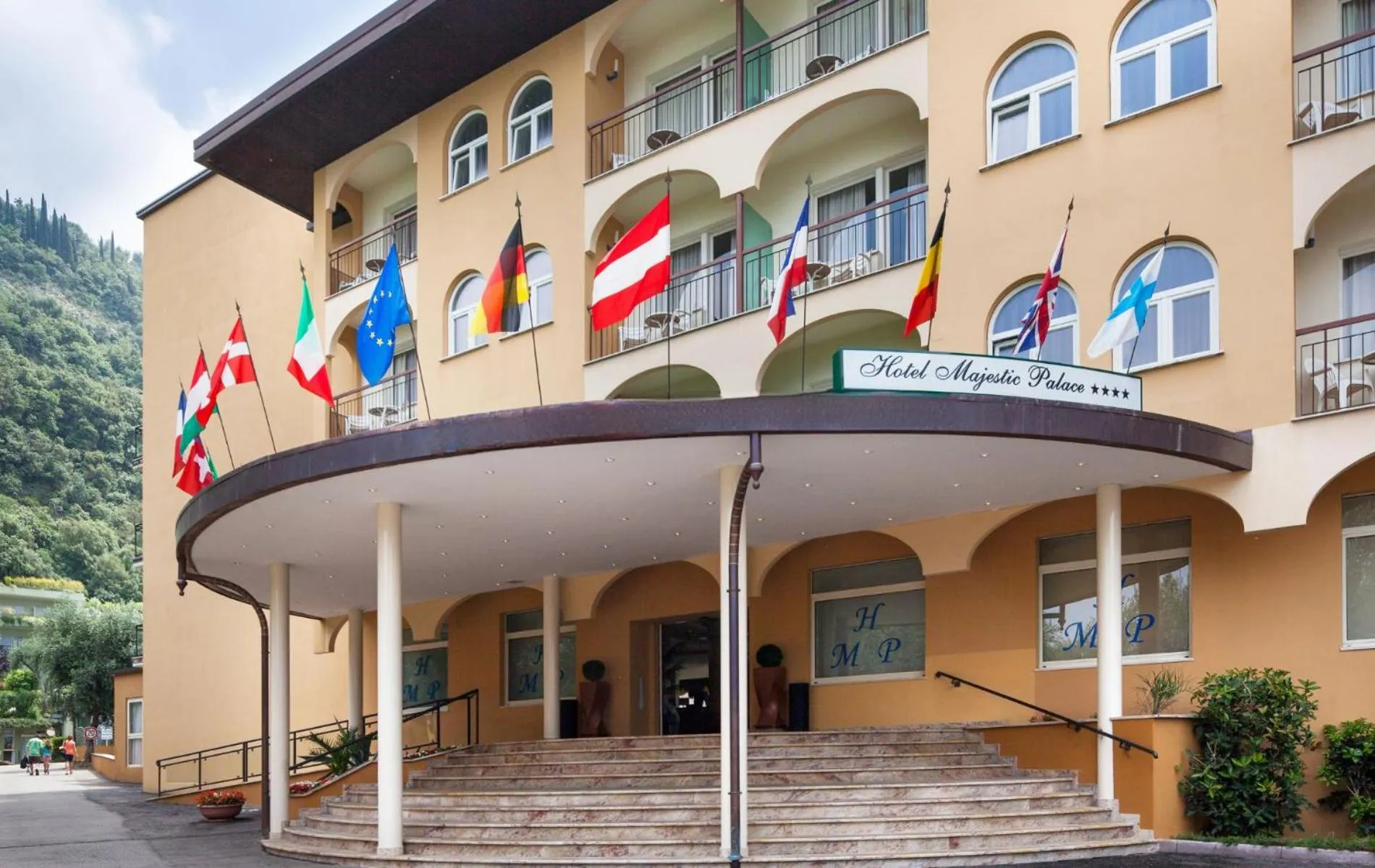 Facade/entrance in Majestic Palace