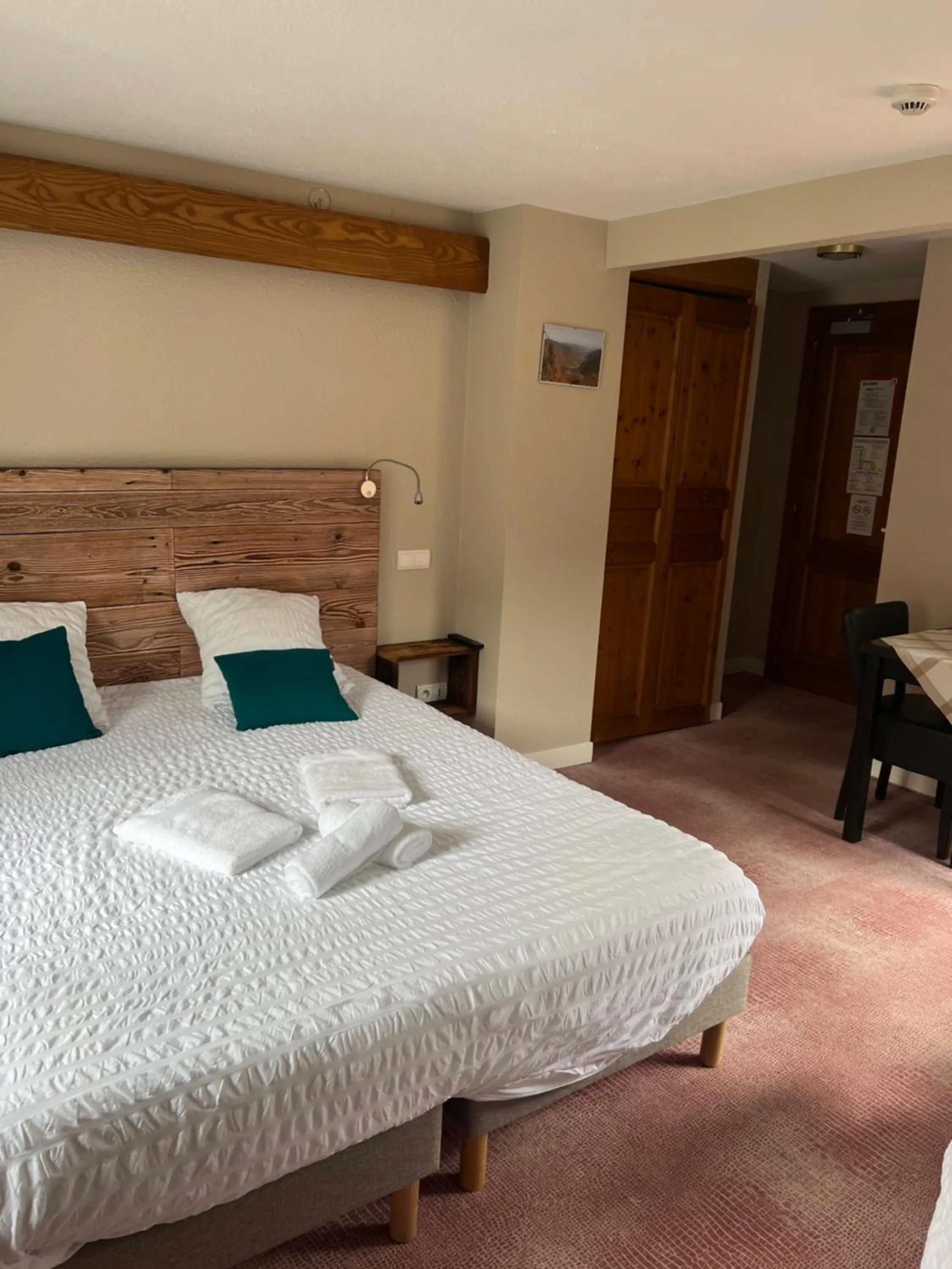 Bed in Hôtel Restaurant Valneige