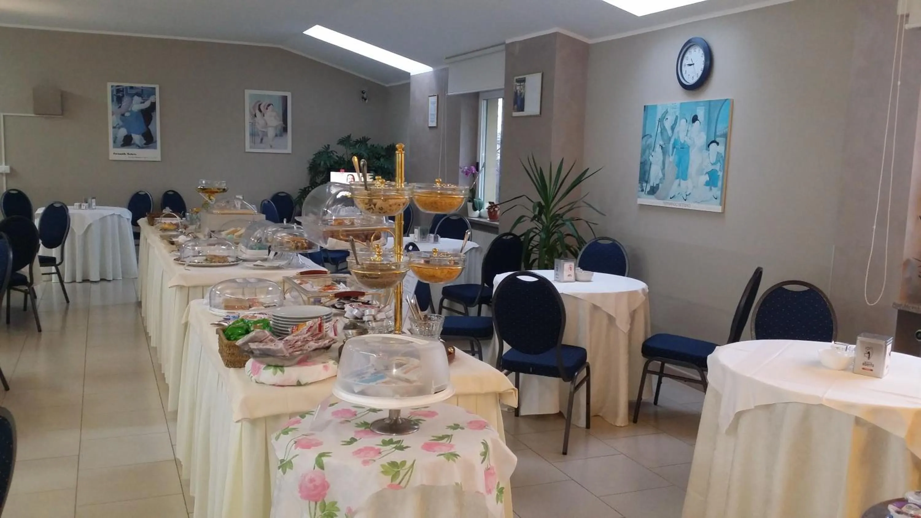 Buffet breakfast in Flying Hotel