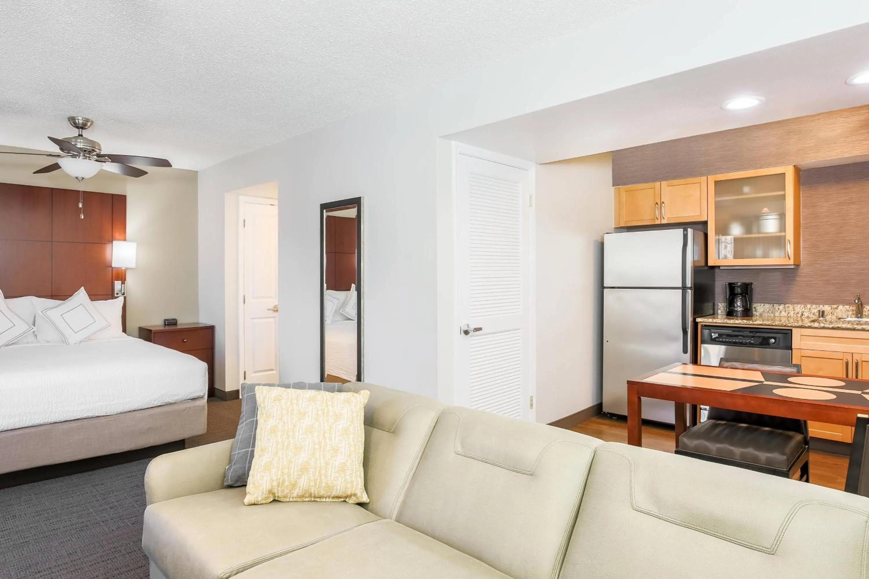 Photo of the whole room, Bed in Residence Inn by Marriott Atlanta Cumberland/Galleria