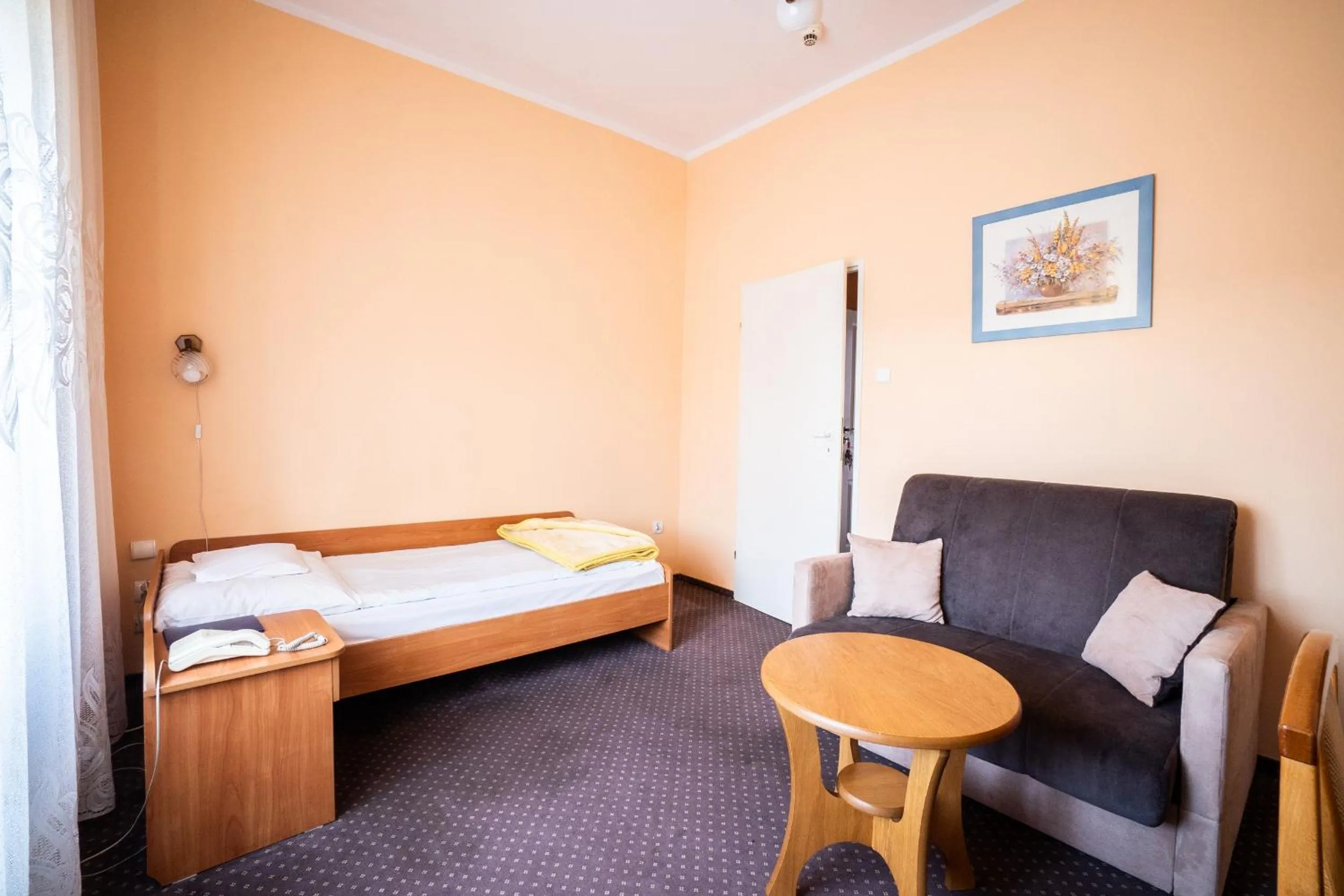 Photo of the whole room, Bed in Europa