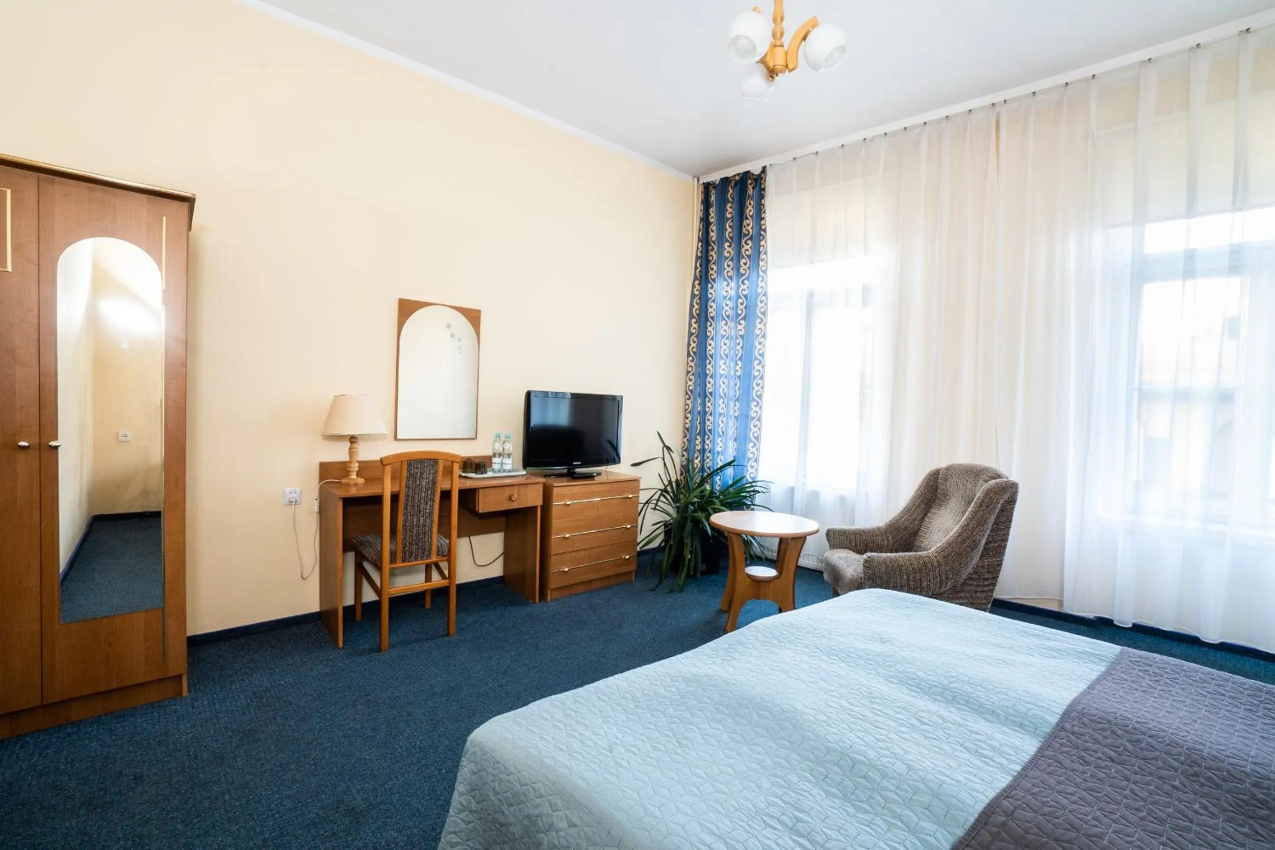 Photo of the whole room, Bed in Europa