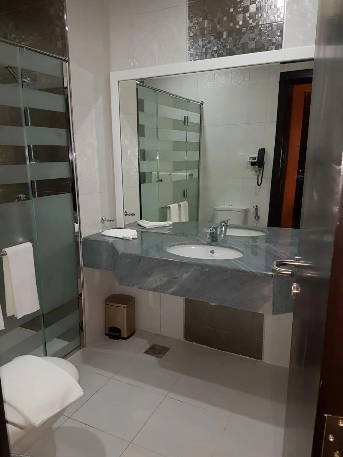 Shower in Al Mansour Plaza Hotel