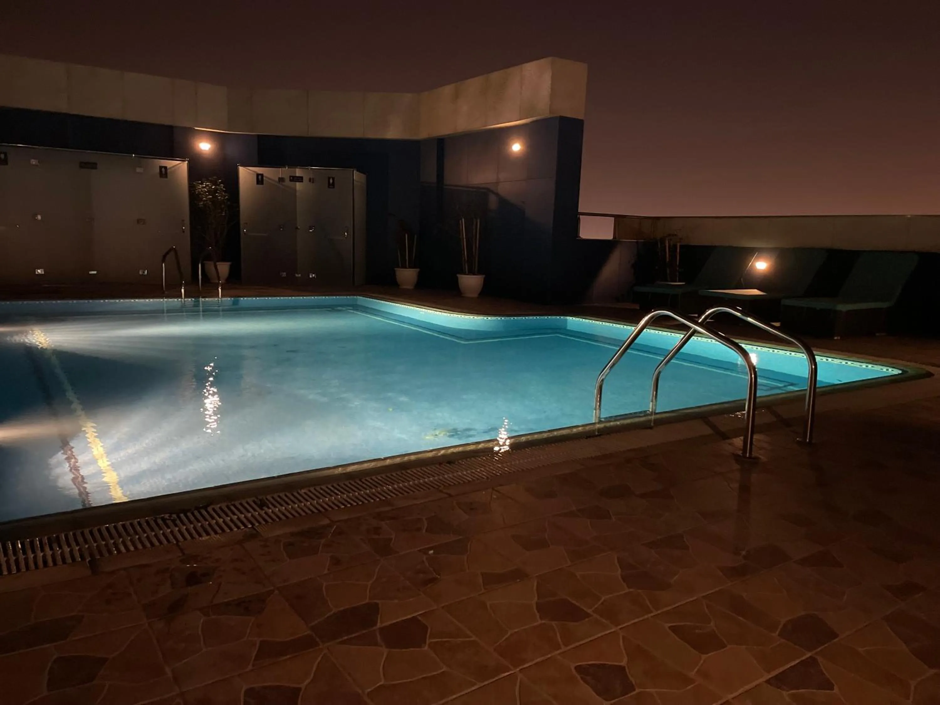 Swimming pool in Al Mansour Plaza Hotel
