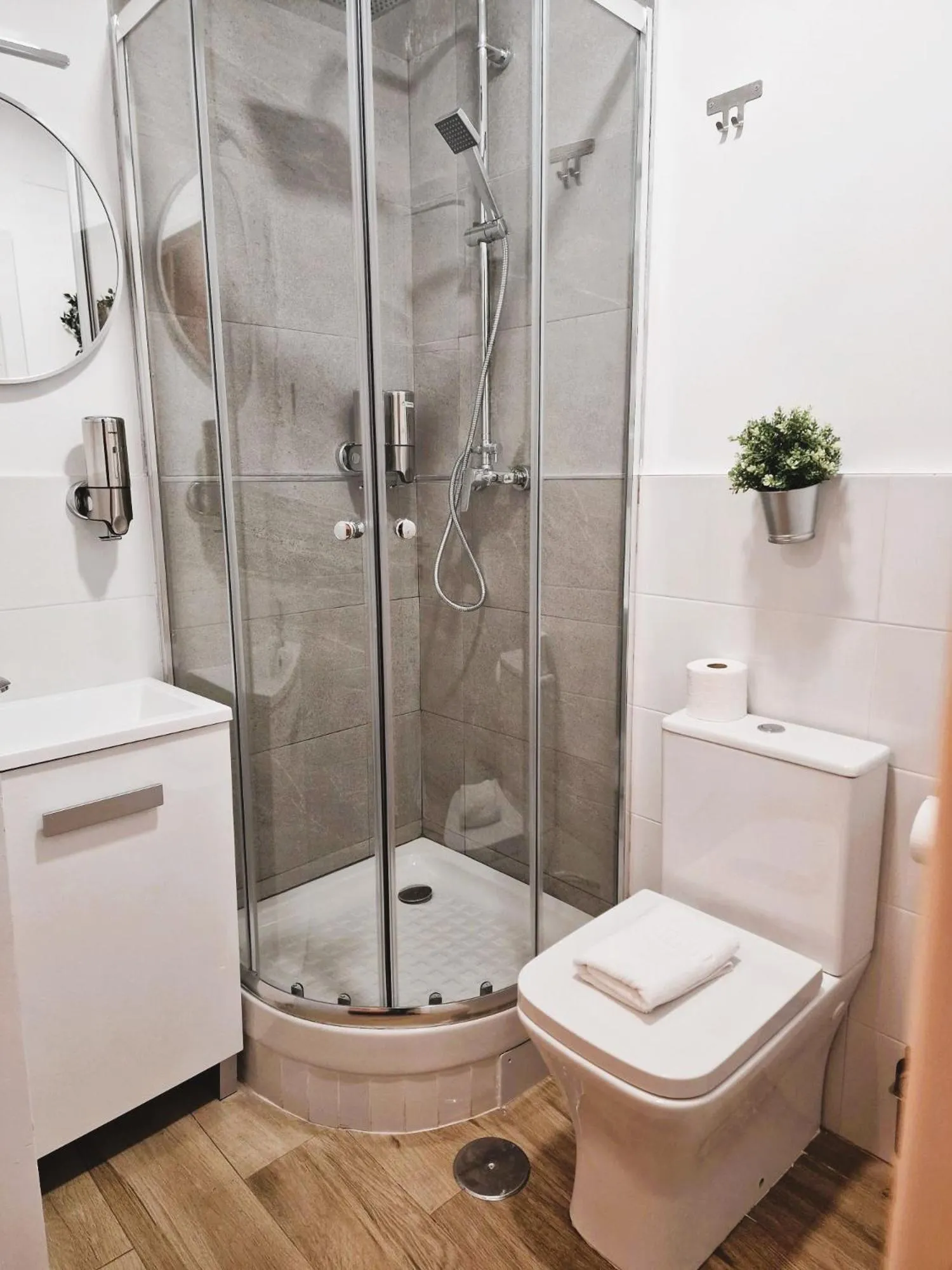 Shower in Hostal Comercial