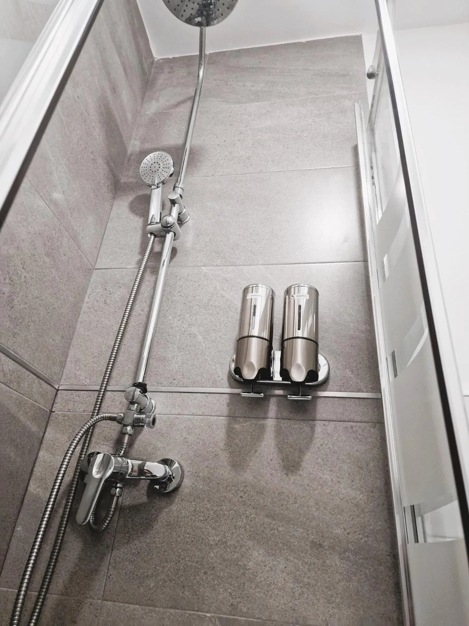 Shower in Hostal Comercial