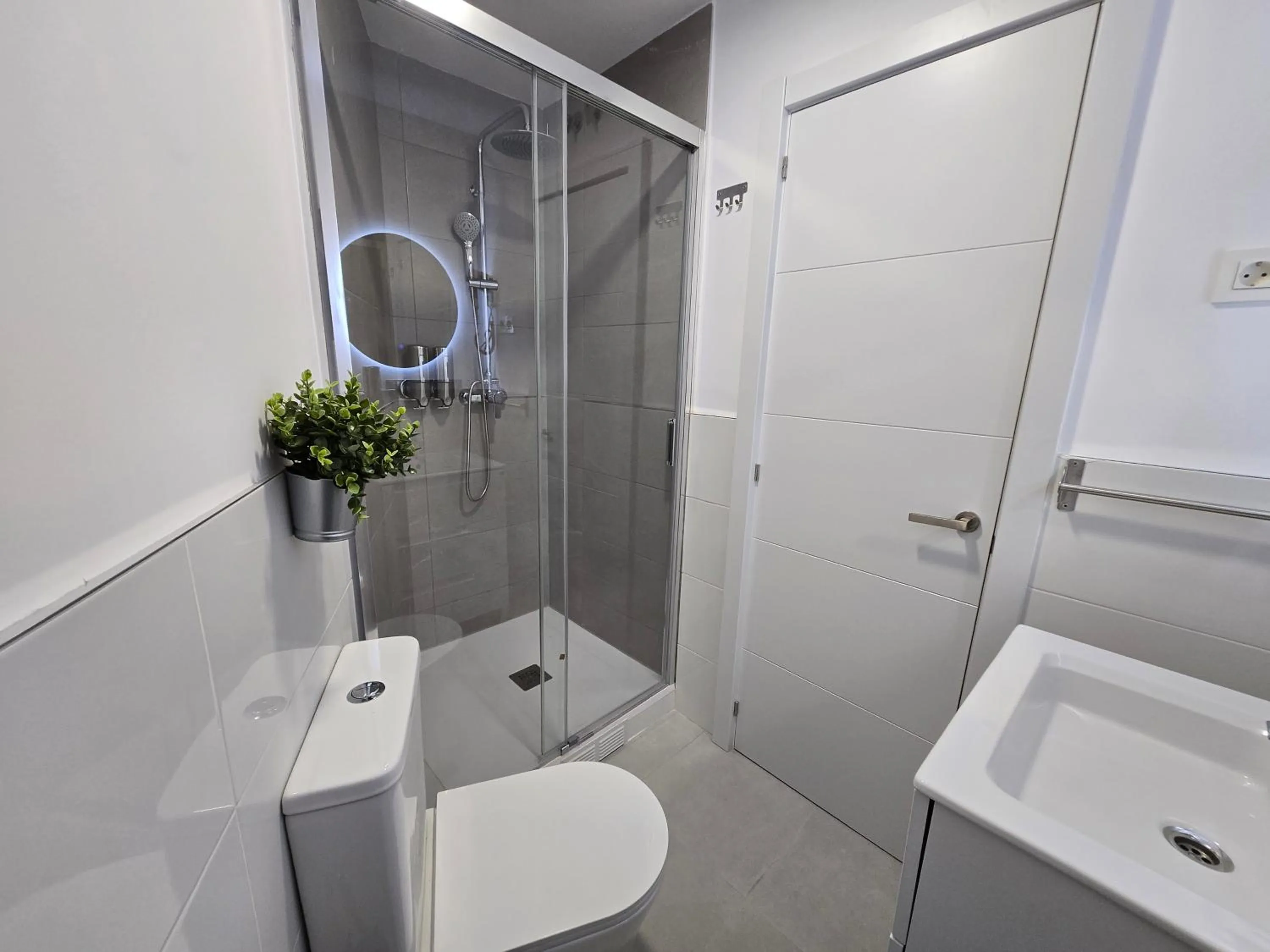 Shower in Hostal Comercial