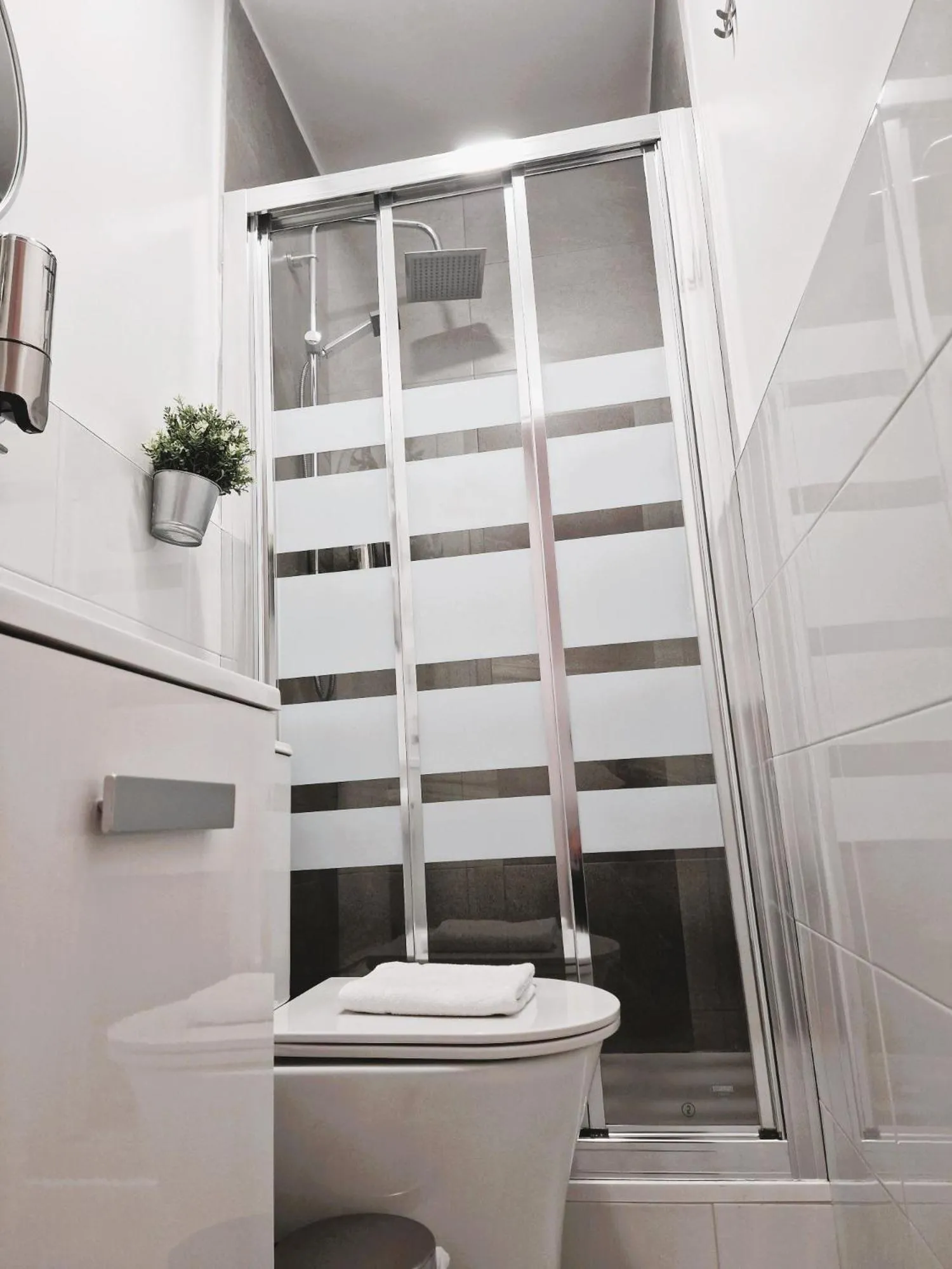 Shower in Hostal Comercial