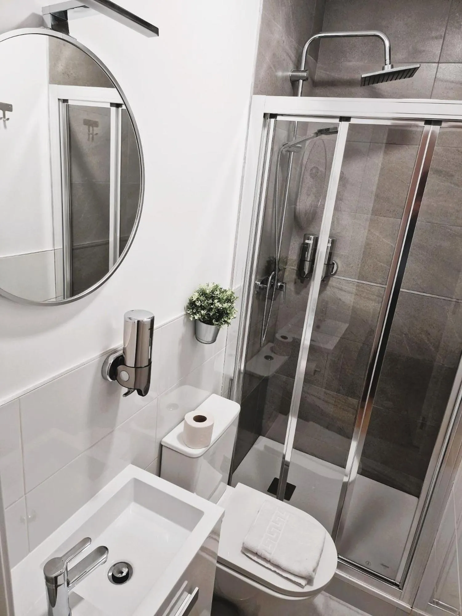 Shower in Hostal Comercial