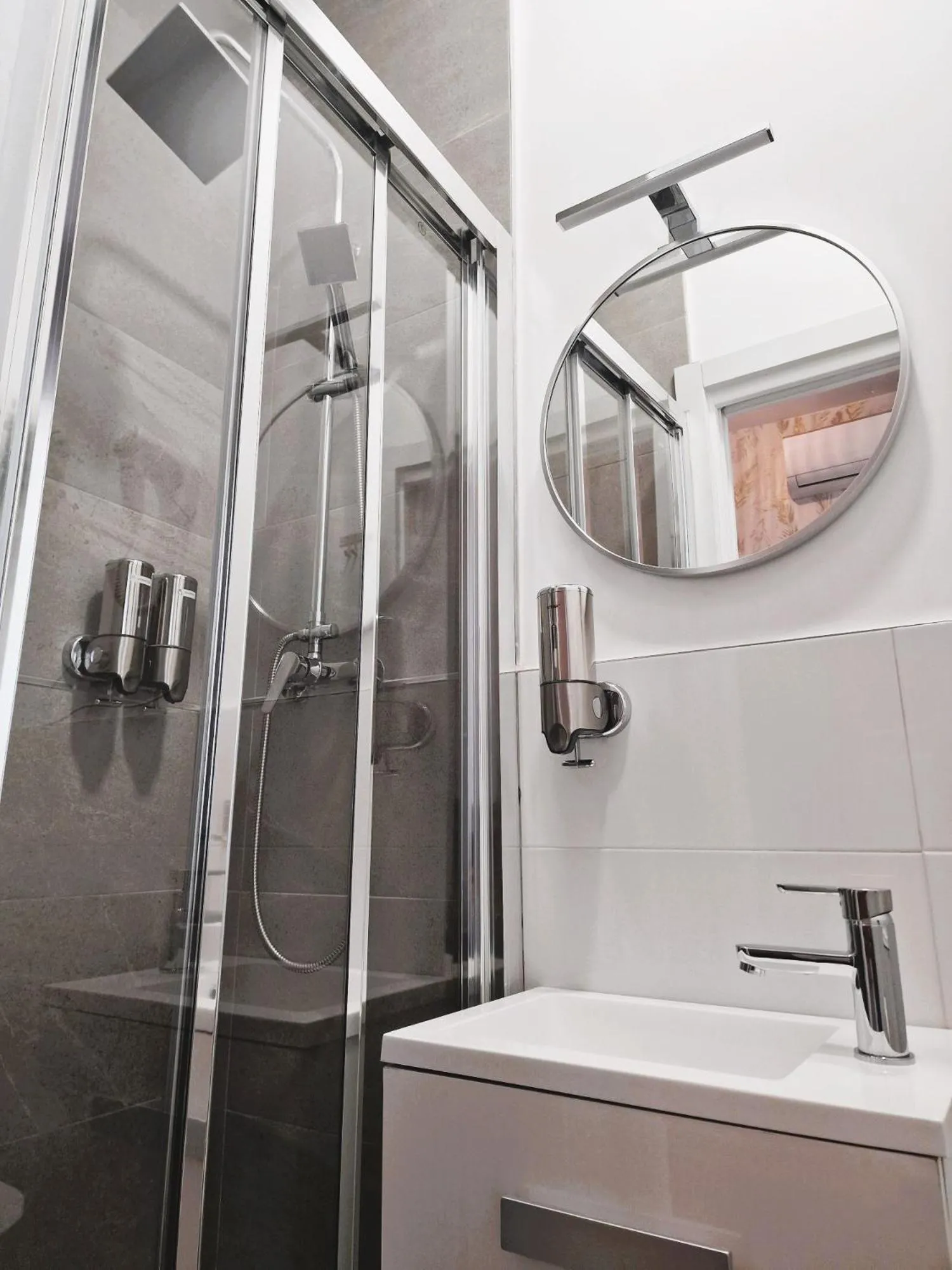 Shower in Hostal Comercial