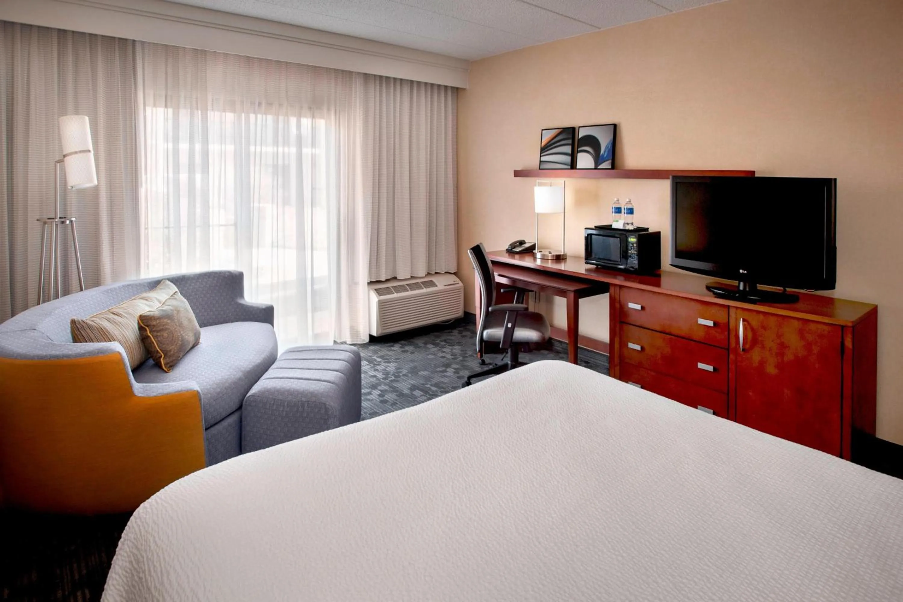 Photo of the whole room, Bed in Courtyard By Marriott Hartford Windsor Airport