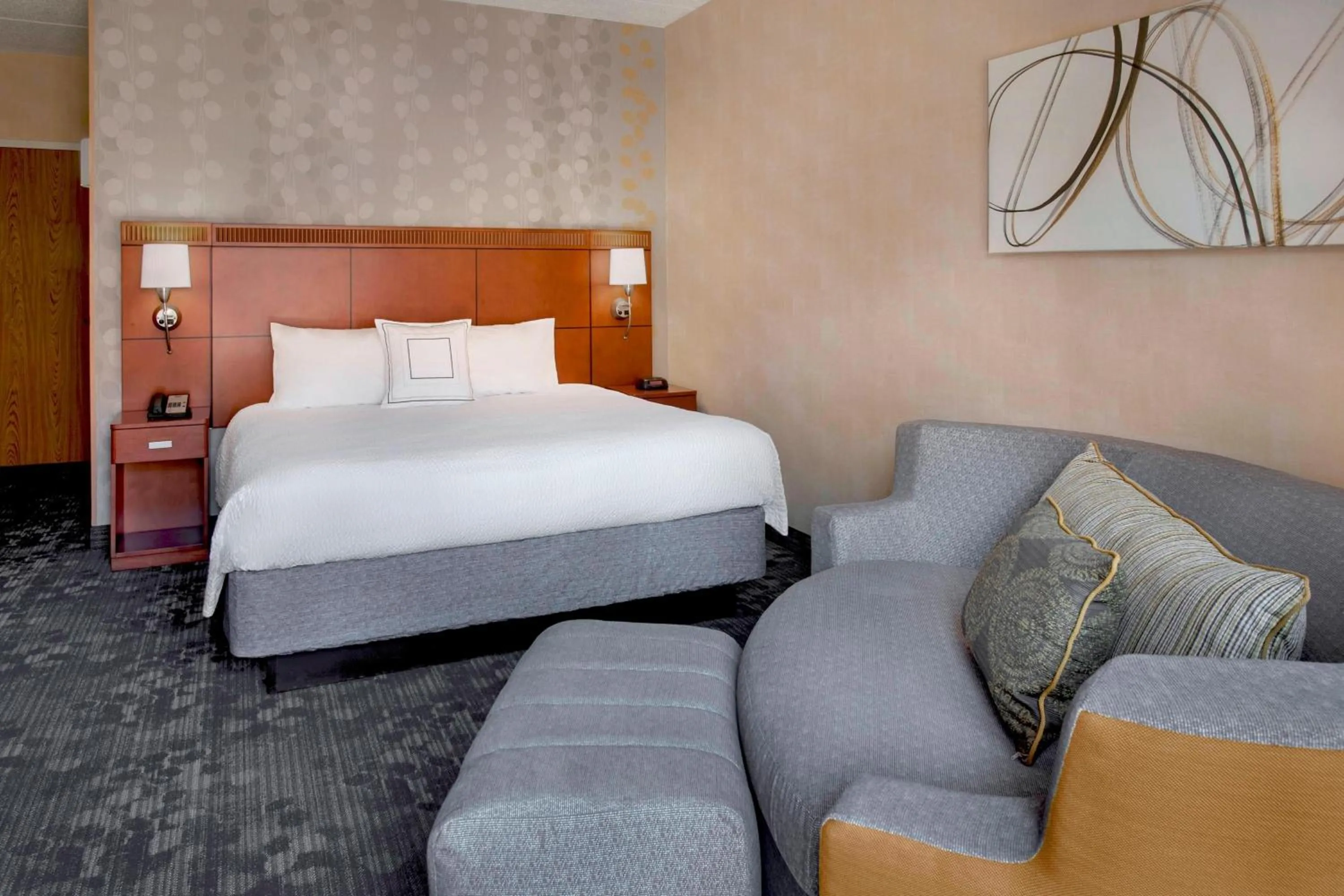 Photo of the whole room, Bed in Courtyard By Marriott Hartford Windsor Airport