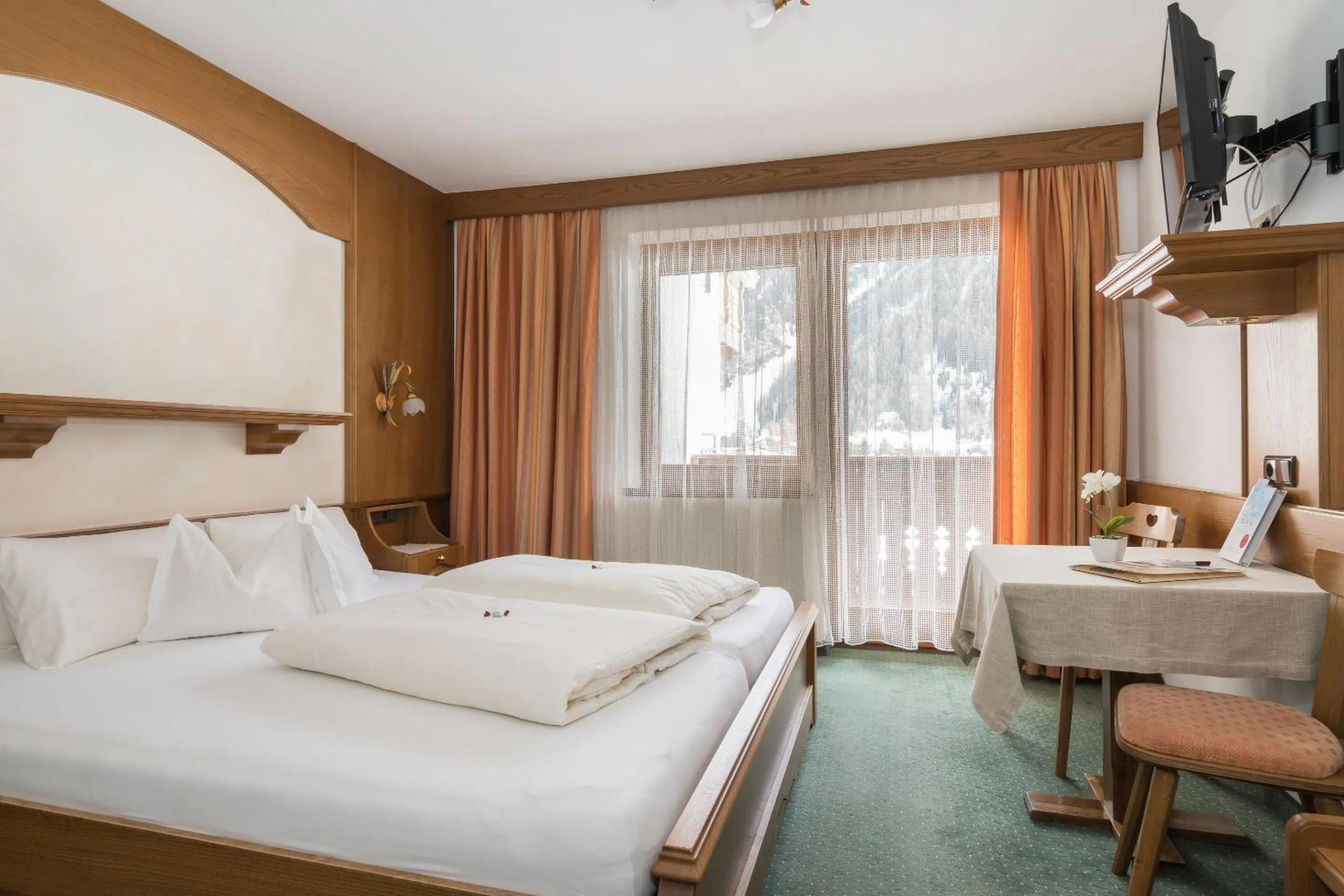 Photo of the whole room, Bed in Tauferberg