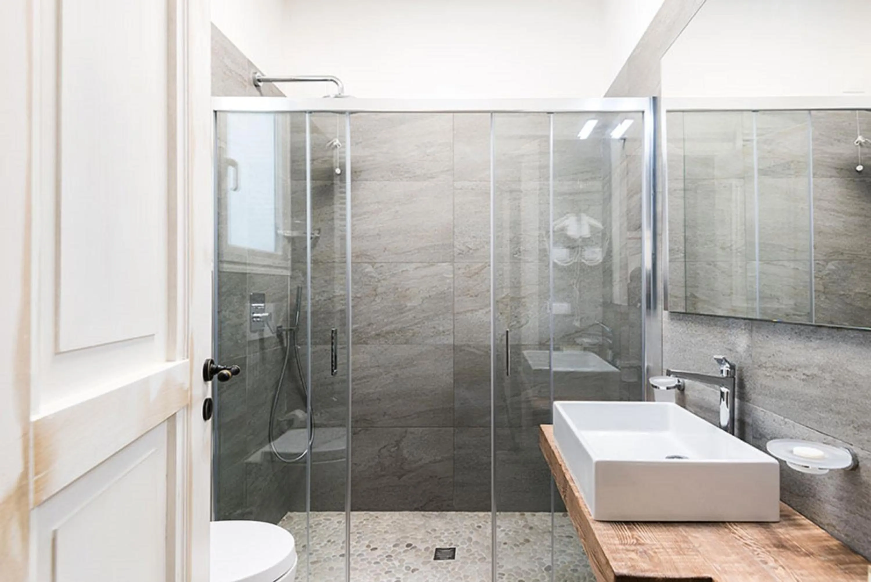 Shower in B&B Il Palazzotto di Luca Luxury Suites