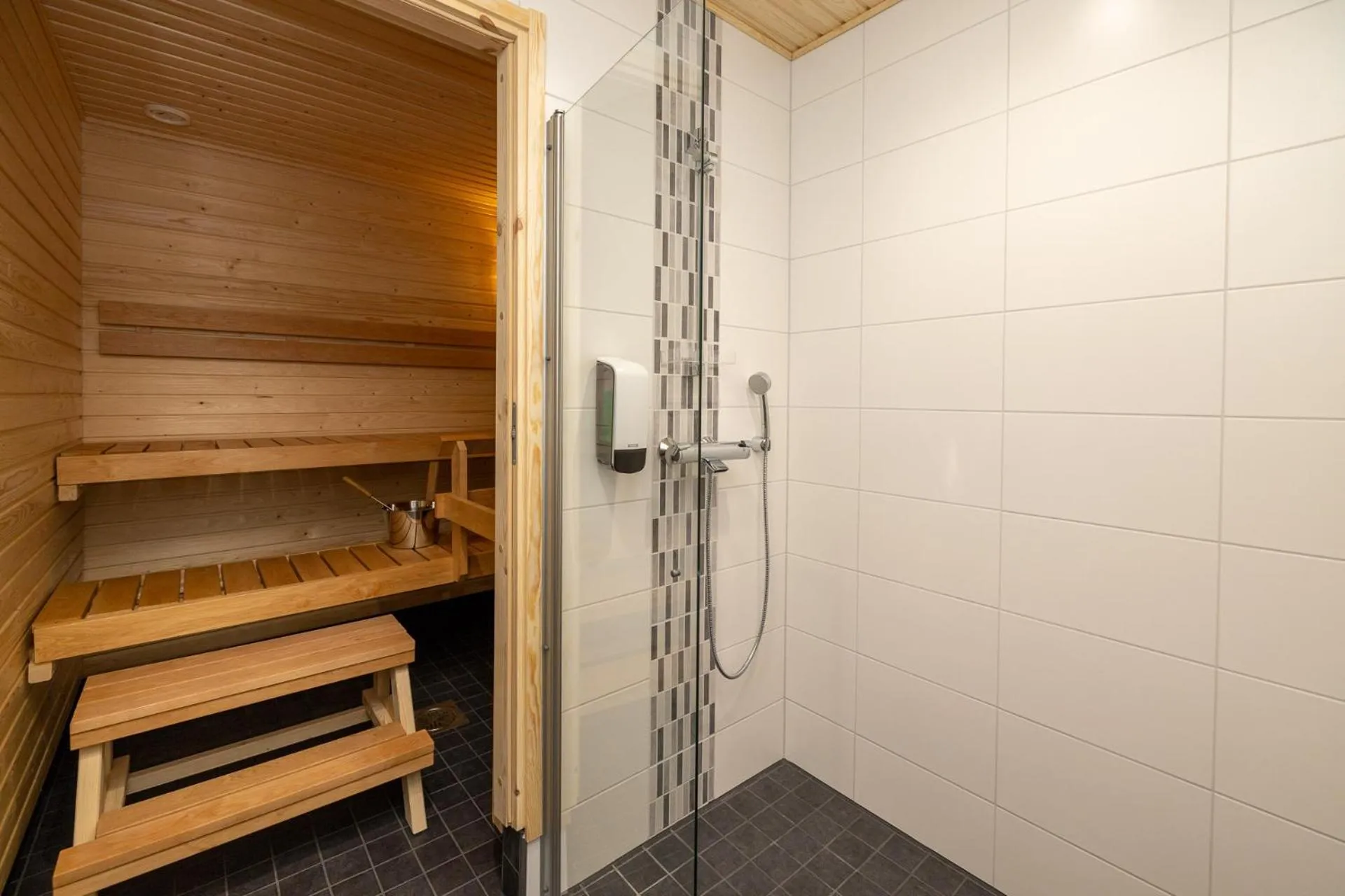 Shower in Sallatunturin Tuvat