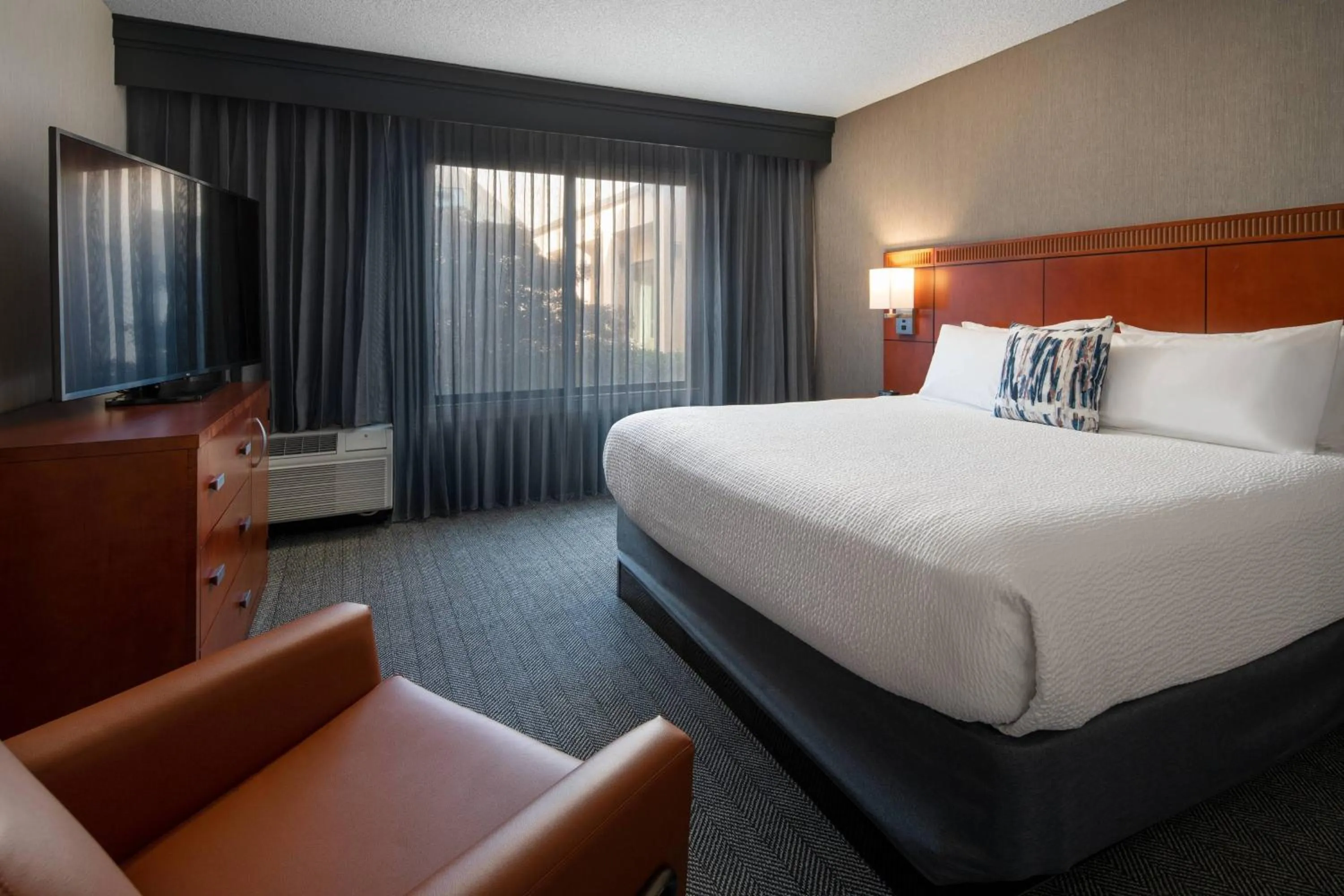Bedroom, Bed in Courtyard by Marriott Bakersfield