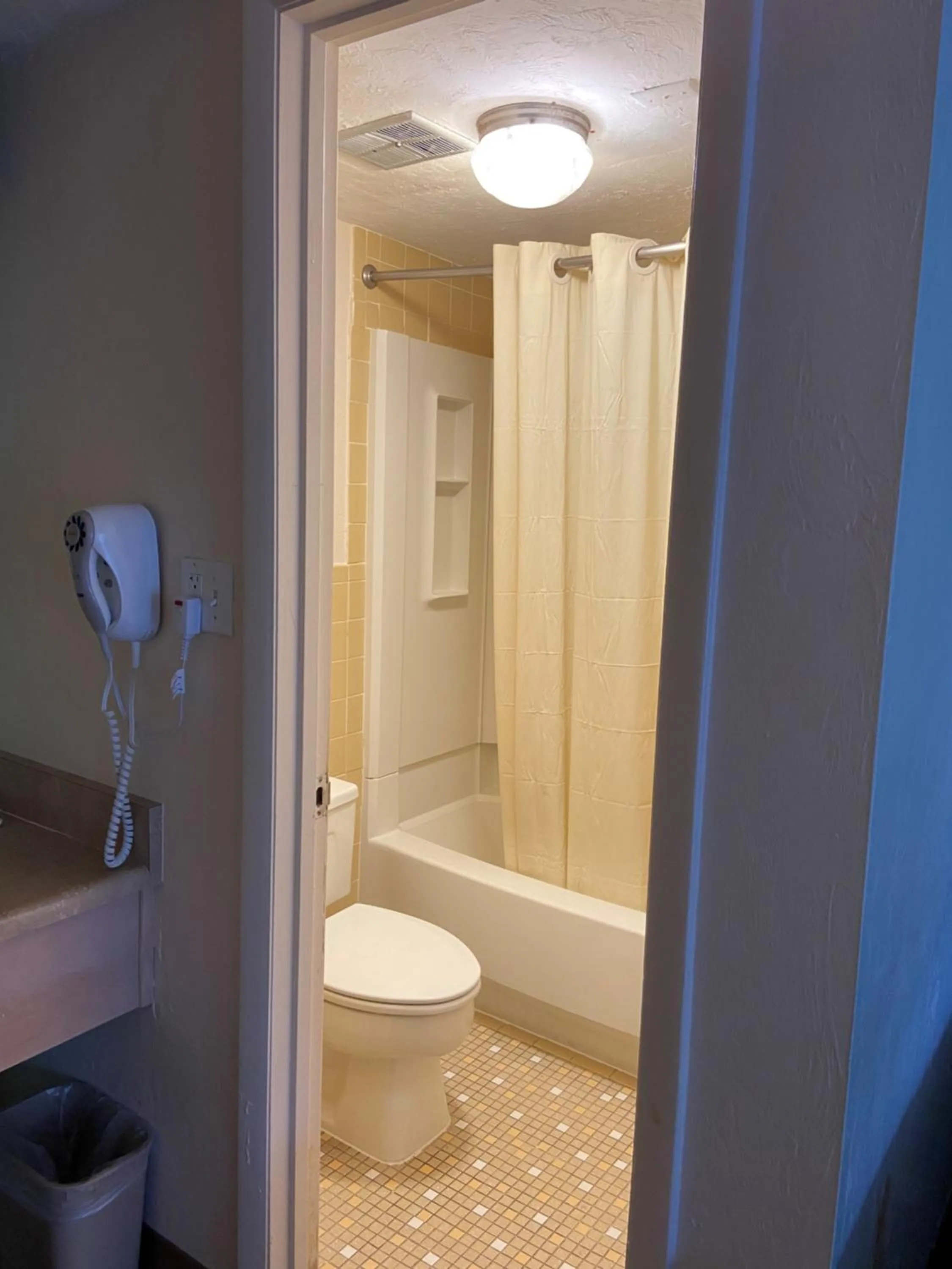 Bathroom in Buccaneer Inn