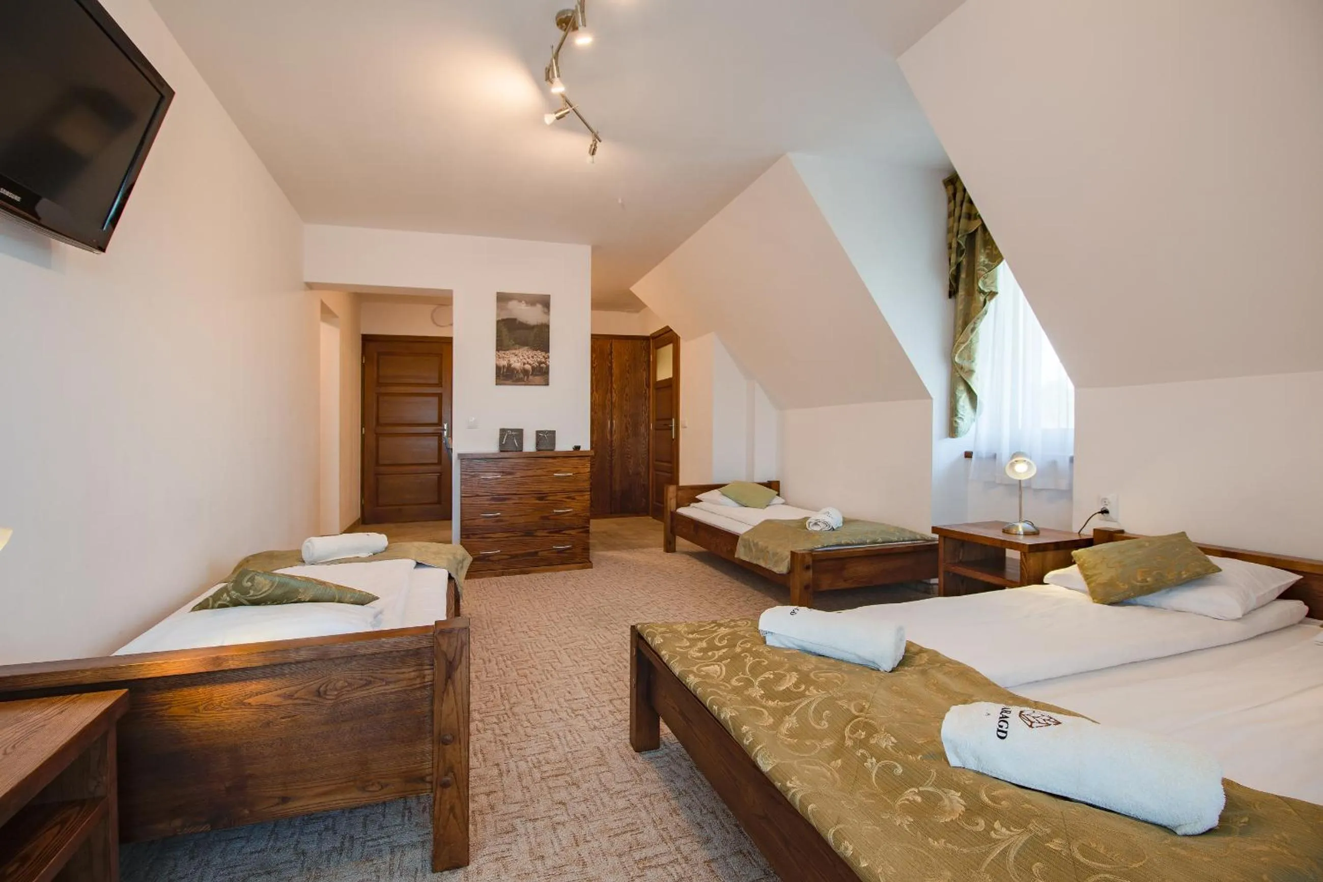 Bed in WILLA SZMARAGD - Stoki Narciarskie - Zniżki na Termy - Sauna - Bilard