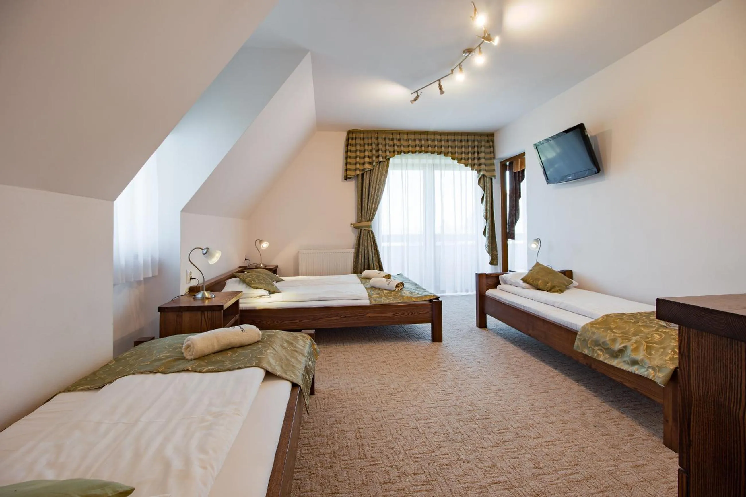 Bed in WILLA SZMARAGD - Stoki Narciarskie - Zniżki na Termy - Sauna - Bilard