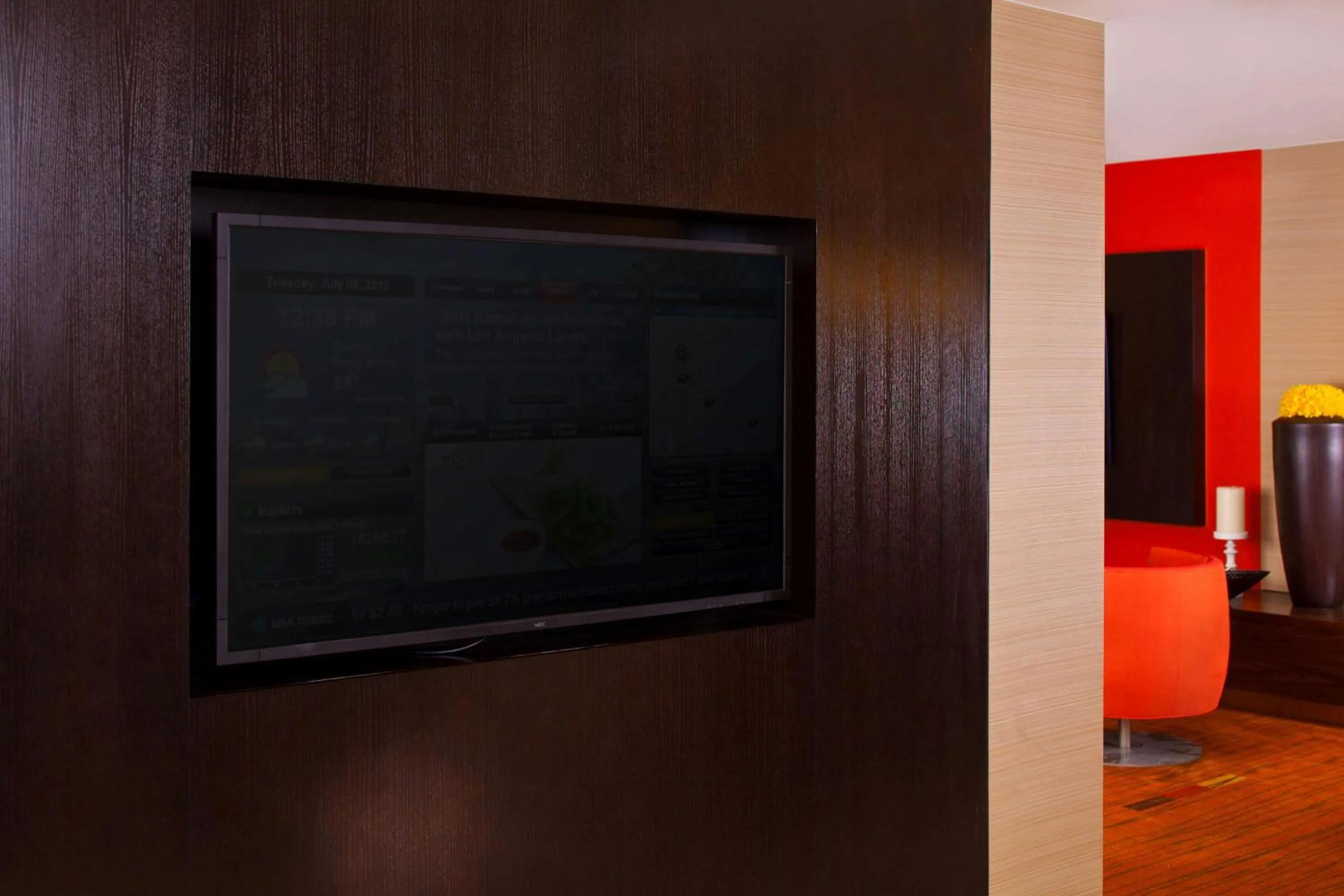 Communal lounge/ TV room in Sonesta Select Birmingham Colonnade