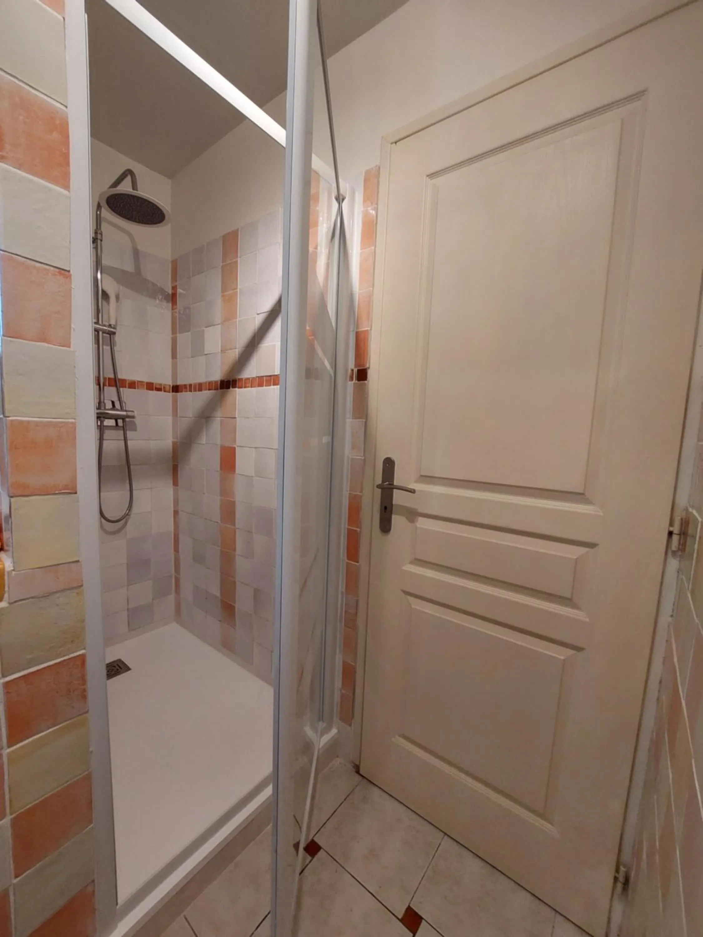 Shower in Mas des Cigognes