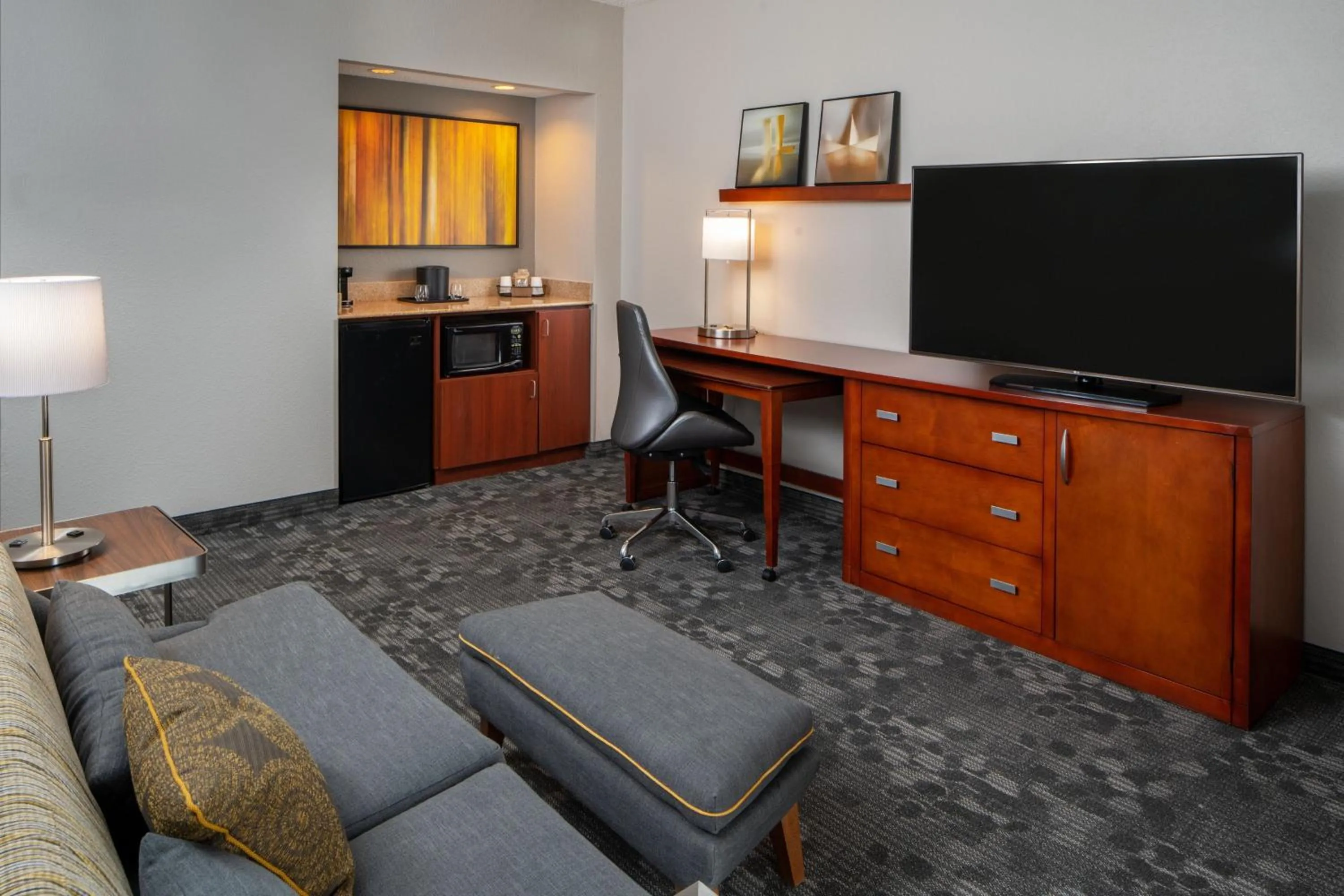 Living room in Courtyard by Marriott Nashville Airport