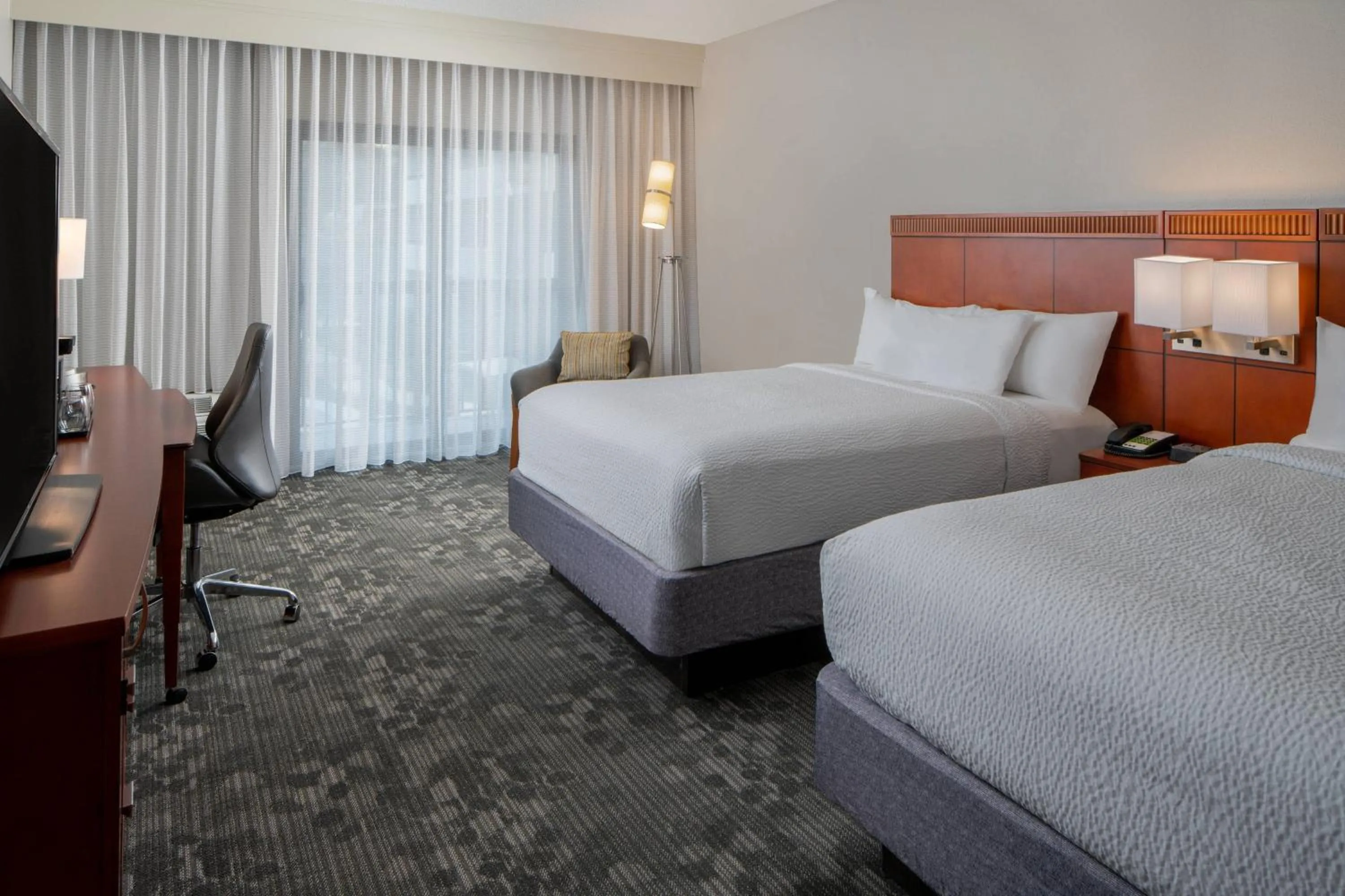 Photo of the whole room, Bed in Courtyard by Marriott Nashville Airport