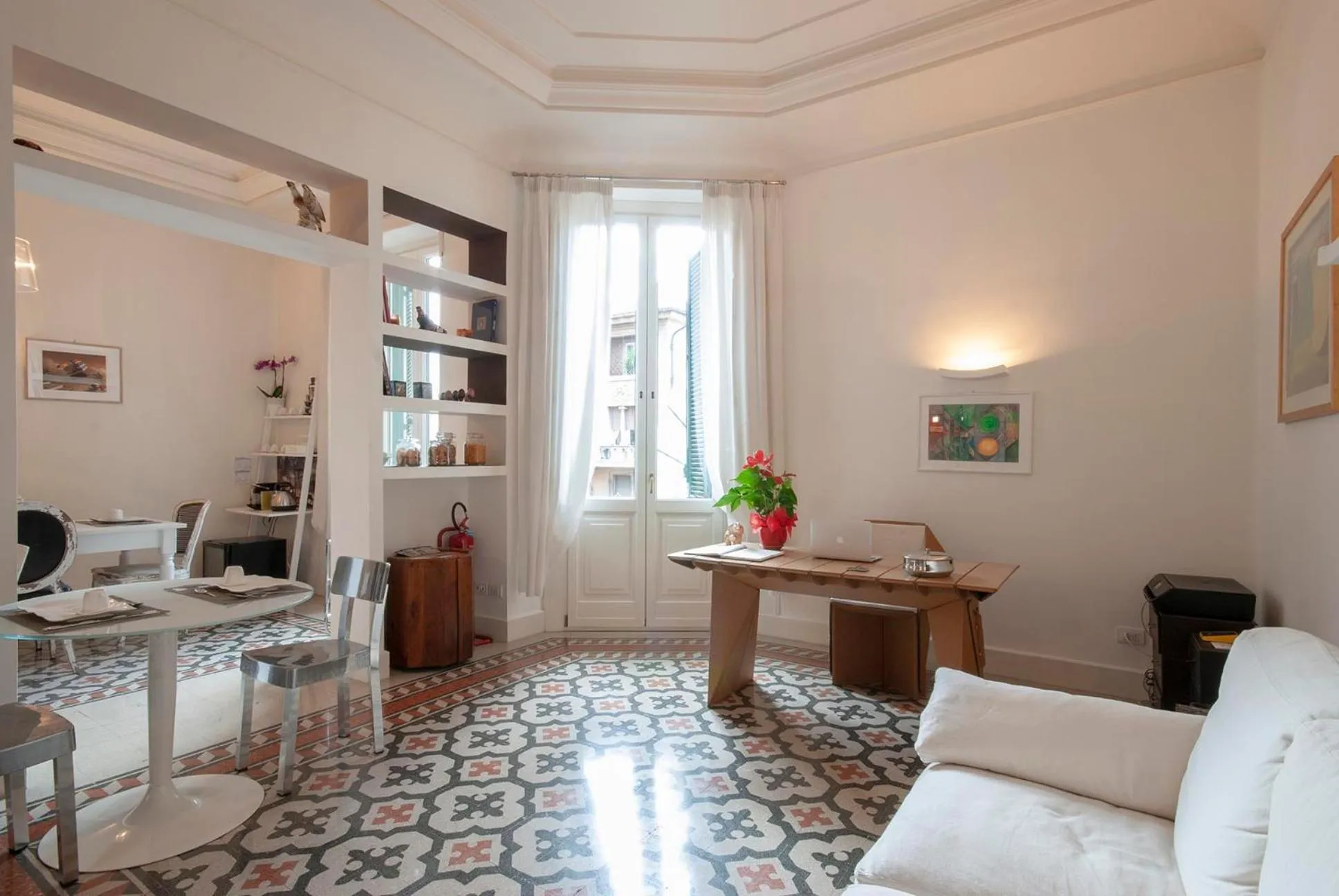 Communal lounge/ TV room in Bea Suites Luxury Rooms