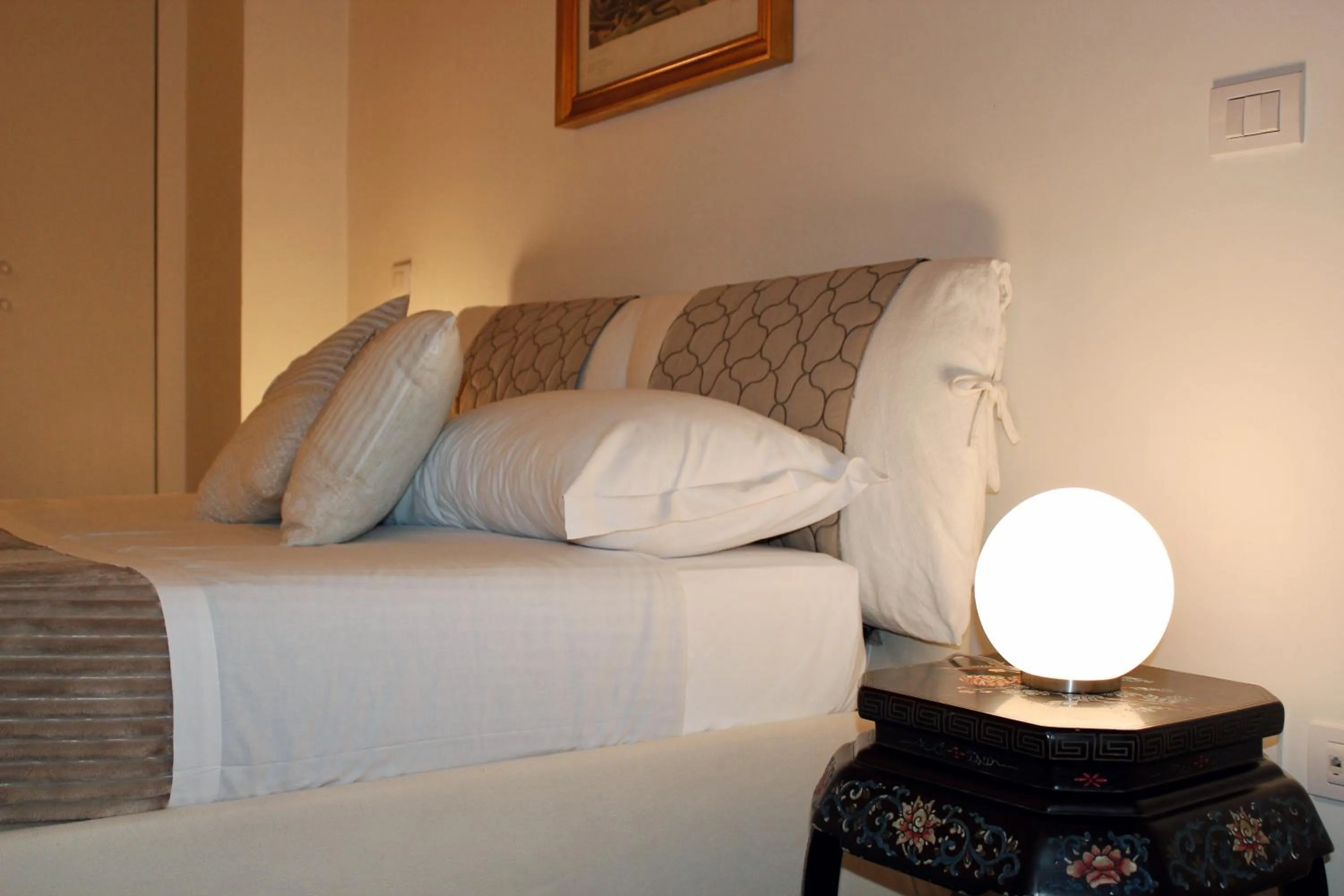 Bed in Bea Suites Luxury Rooms