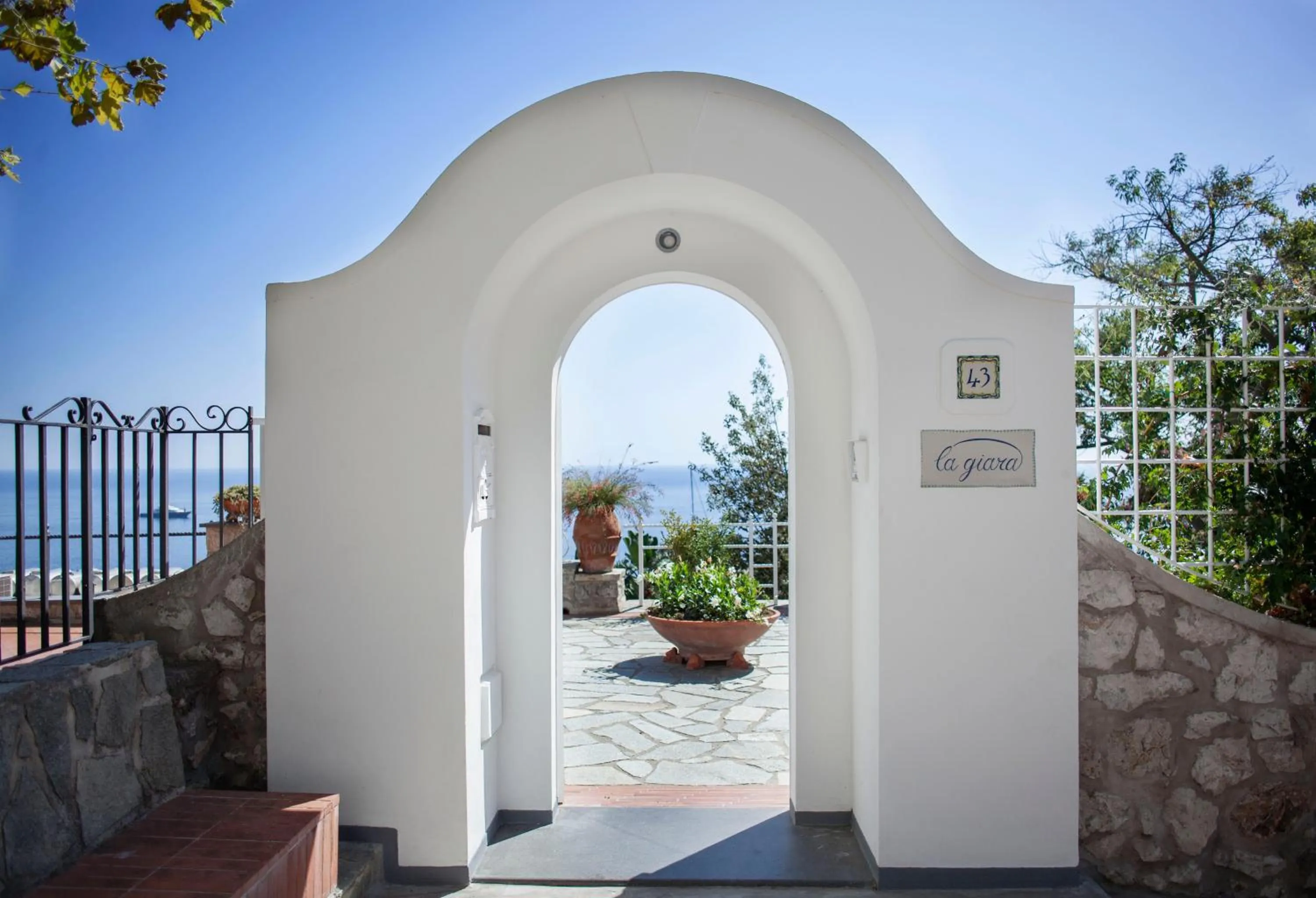 Facade/entrance in LHP Suite Capri Villa La Giara